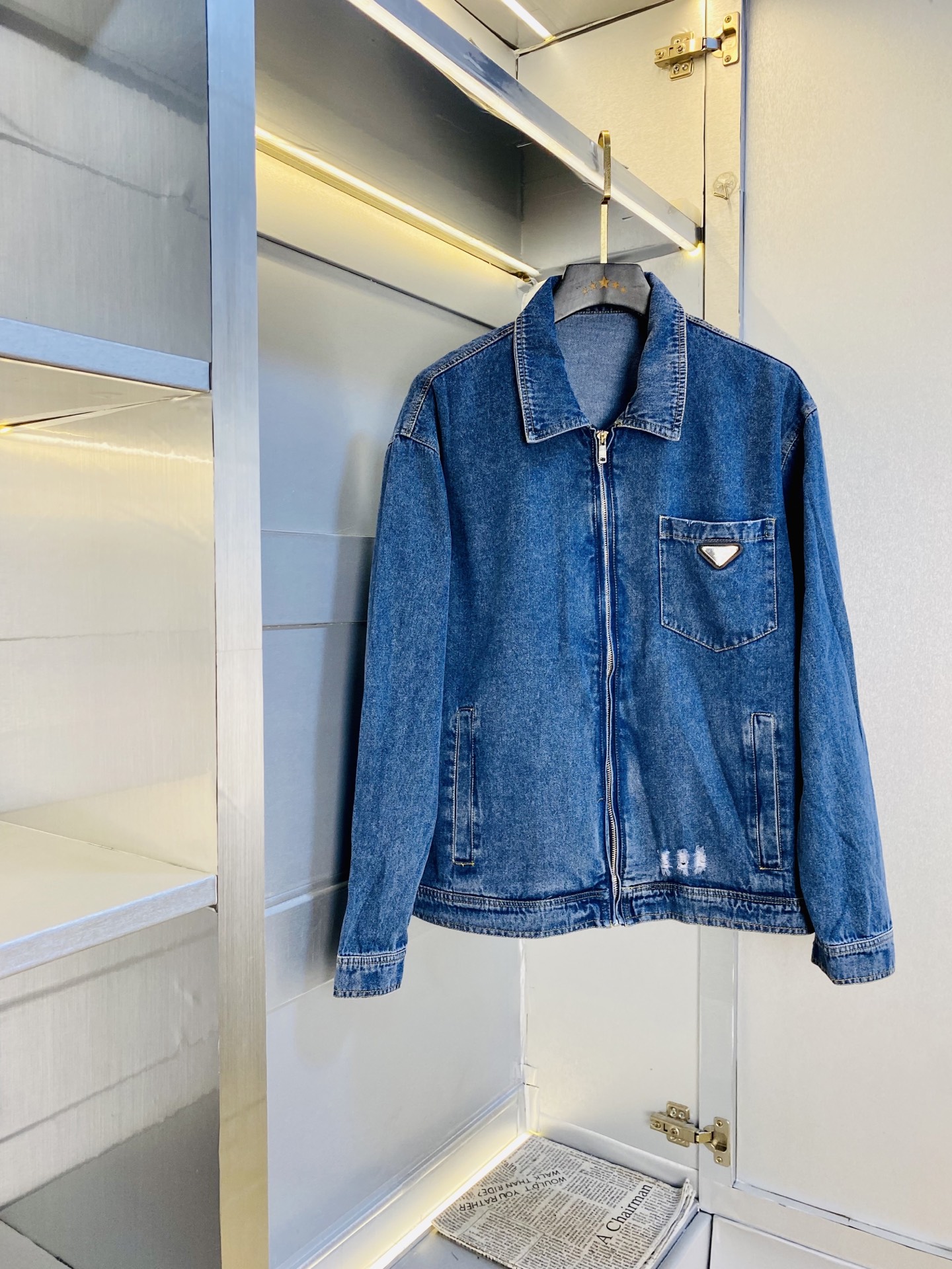 NO:610918,The original item from the official website can wear 200 pounds of Prada 2025 autumn style!  Soft and thin!  New denim jacket denim jacket windproof high version and high quality original fabric same as internet celebrity star mold custom hardware accessories very comfortable super versatile and good-looking jacket not ordinary version in the market feel free to compare quality absolutely guaranteed color pictures size M-3XL,, prada, prada, jackets & coats, jackets & coats, alexander wang19860909官网原单货 可穿200斤普拉达Prada 2025秋款！柔软薄款！新款牛仔外套牛仔夹克防风衣 高版本高品质 原版面料网红明星同款 开模定制五金辅料 感非常舒服 超级百搭好看的一款外套 非市场普通版本 随意对比 品质绝对保证 颜色图色 尺码M-3XL,,prada,prada,jackets & coats,jackets & coats,alexander wang,Men's clothing