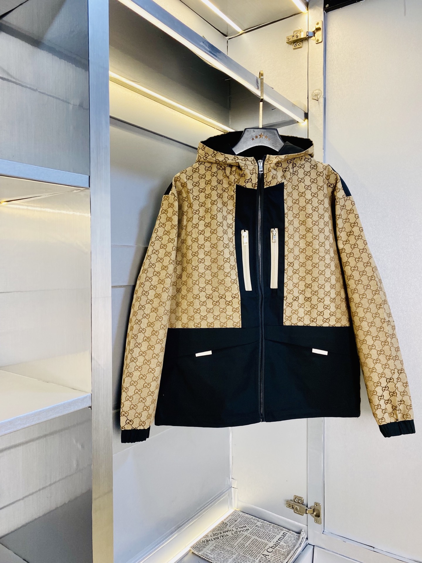 NO:643838,Original item from the official website. Can wear 200 pounds of Gucci autumn style!  New coat and windbreaker. High version and high quality. The original fabric is the same as that of Internet celebrity stars. Mold customization of hardware accessories. Very comfortable. Super versatile and good-looking coat. Not the ordinary version in the market. Compare at will. Quality is absolutely guaranteed. Color pictures and colors. Sizes M-3XL,,gucci,jackets & coats,jackets & coats,alexander wang19860909官网原单货 可穿200斤古奇Gucci 秋款！新款外套夹克防风衣 高版本高品质 原版面料网红明星同款 开模定制五金辅料 感非常舒服 超级百搭好看的一款外套 非市场普通版本 随意对比 品质绝对保证 颜色图色 尺码M-3XL,,gucci,jackets & coats,jackets & coats,alexander wang,Men's clothing