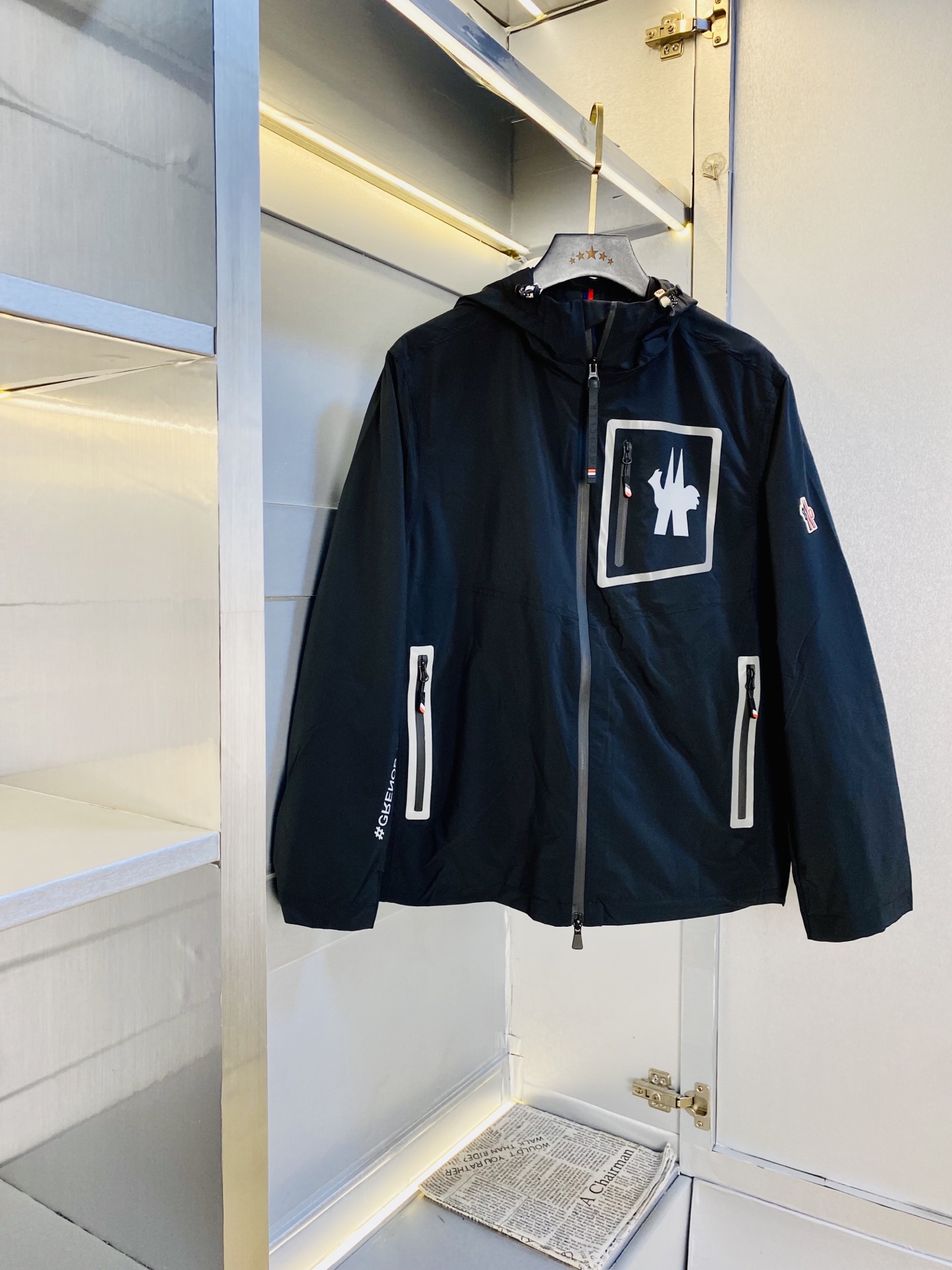 NO:684446,The original item from the official website can be worn with a 200-pound Moncler 2025 autumn model!  New coat, jacket and windproof coat. High version and high quality. The original fabric is the same as that of Internet celebrity stars. Open mold to customize hardware accessories. Very comfortable. Super versatile and good-looking coat. Not the ordinary version in the market. Compare at will. Quality is absolutely guaranteed. Color pictures and colors. Sizes M-3XL, Moncler, jackets & coats, jackets & coats,19860909官网原单货 可穿200斤蒙口Moncler 2025秋款！新款外套夹克防风衣 高版本高品质 原版面料网红明星同款 开模定制五金辅料 感非常舒服 超级百搭好看的一款外套 非市场普通版本 随意对比 品质绝对保证 颜色图色 尺码M-3XL,,Moncler,jackets & coats,jackets & coats,,Men's clothing