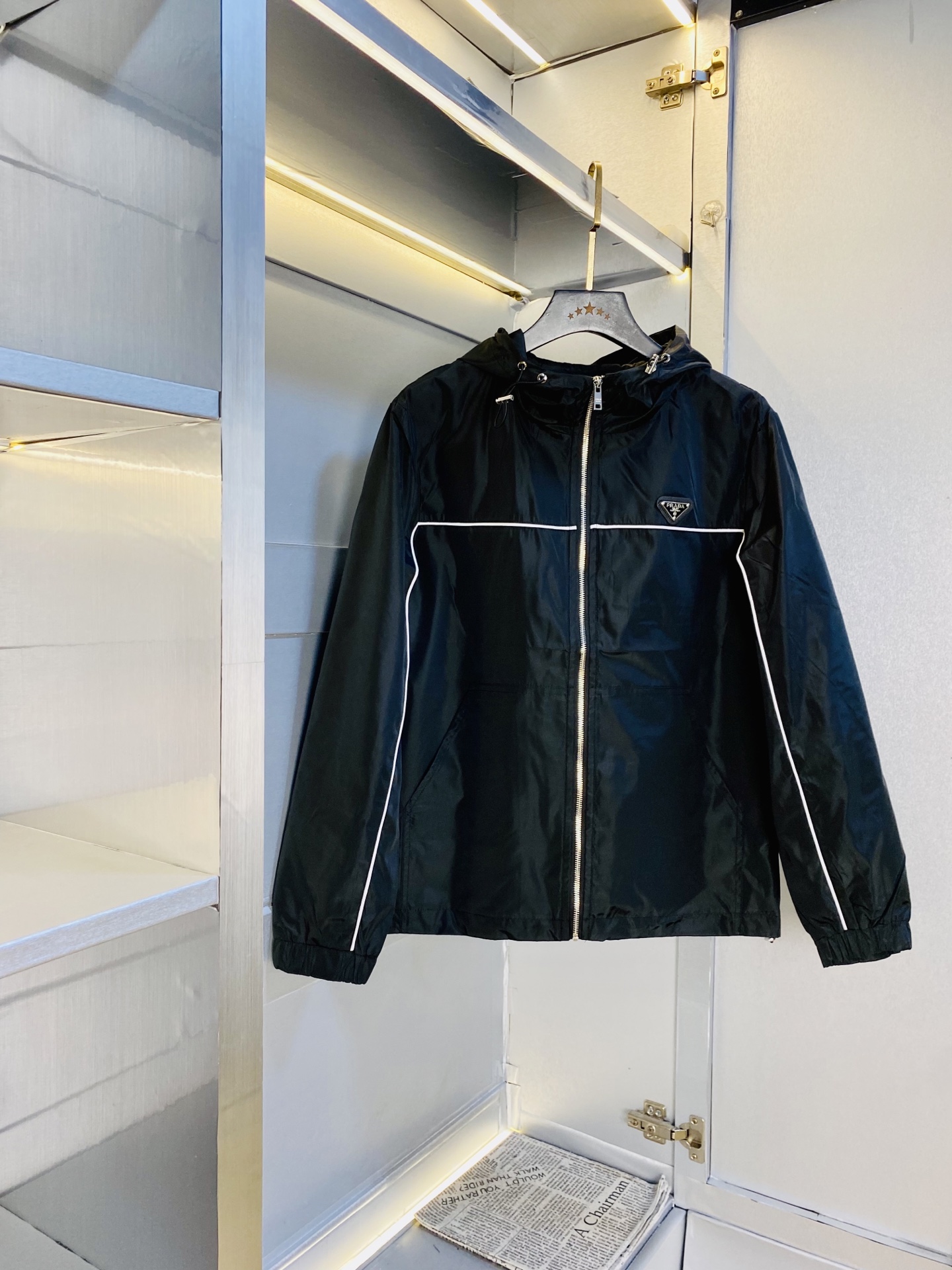 NO:608745,The original item from the official website can wear 200 pounds of Prada 2025 autumn style!  New coat, jacket and windproof coat. High version and high quality. The same original fabric as that of Internet celebrity stars. Customized hardware and accessories. Very comfortable. A super versatile and good-looking coat. Not the ordinary version in the market. Compare at will. Quality is absolutely guaranteed. Color pictures and colors. Sizes M-3XL, prada, prada, jackets & coats, jackets & coats, alexander wang19860909官网原单货 可穿200斤普拉达Prada 2025秋款！新款外套夹克防风衣 高版本高品质 原版面料网红明星同款 开模定制五金辅料 感非常舒服 超级百搭好看的一款外套 非市场普通版本 随意对比 品质绝对保证 颜色图色 尺码M-3XL,,prada,prada,jackets & coats,jackets & coats,alexander wang,Men's clothing