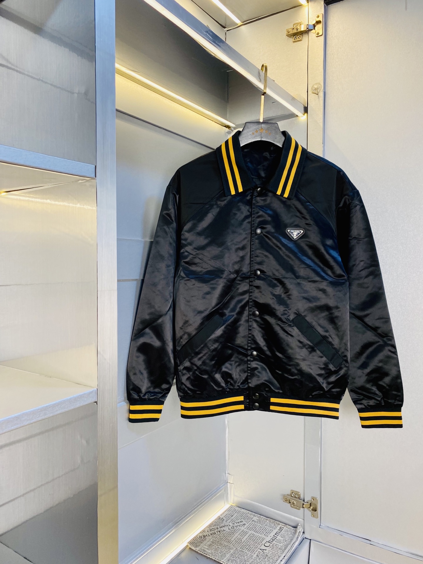 NO:613313,Original items from the official website. Can be worn in Prada 2025 autumn style!  New coat, jacket and windproof coat. High version and high quality. The same original fabric as that of Internet celebrity stars. Customized hardware and accessories. Very comfortable. A super versatile and good-looking coat. Not the ordinary version in the market. Compare at will. Quality is absolutely guaranteed. Color pictures and colors. Sizes M-3XL, prada, prada, jackets & coats, jackets & coats, alexander wang19860909官网原单货 可穿斤普拉达Prada 2025秋款！新款外套夹克防风衣 高版本高品质 原版面料网红明星同款 开模定制五金辅料 感非常舒服 超级百搭好看的一款外套 非市场普通版本 随意对比 品质绝对保证 颜色图色 尺码M-3XL,,prada,prada,jackets & coats,jackets & coats,alexander wang,Men's clothing