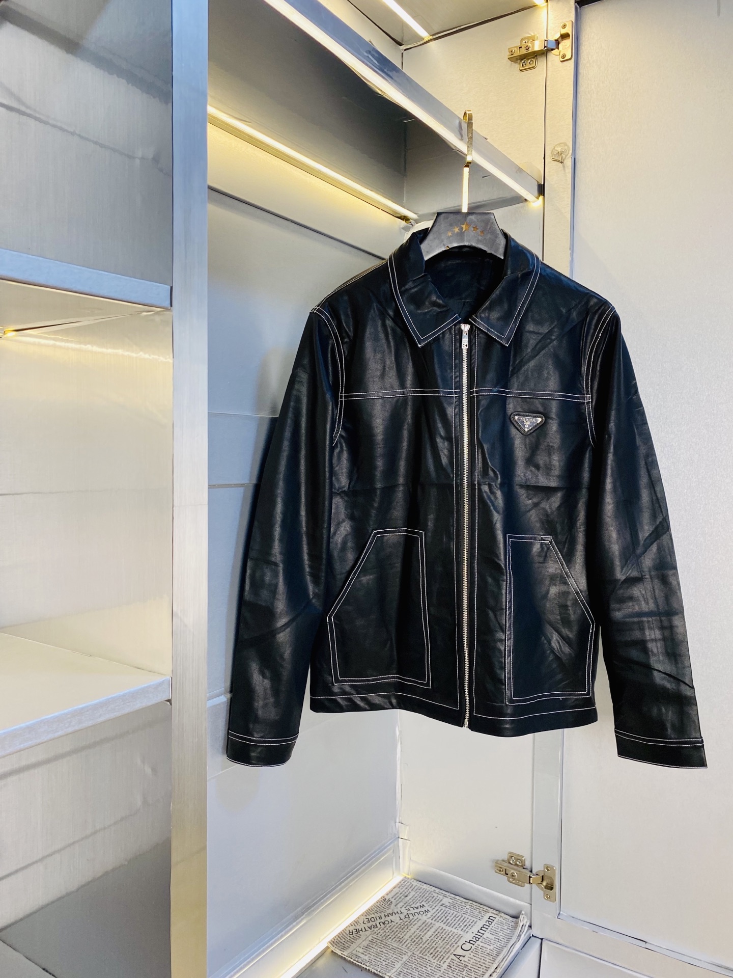 NO:608725,The original item from the official website can wear 200 pounds of Prada 2025 autumn style!  New leather jacket Leather jacket waterproof windproof jacket High version and high quality Original fabric of the same style as Internet celebrity stars Open mold to customize hardware accessories Very comfortable Super versatile and good-looking jacket Not a common version in the market Compare at will The quality is absolutely guaranteed Color pictures Size M-3XL,, prada, prada, jackets & coats, jackets & coats, leather jacket, alexander wang19860909官网原单货 可穿200斤普拉达Prada 2025秋款！新款皮衣外套皮衣夹克防水防风衣 高版本高品质 原版面料网红明星同款 开模定制五金辅料 感非常舒服 超级百搭好看的一款外套 非市场普通版本 随意对比 品质绝对保证 颜色图色 尺码M-3XL,,prada,prada,jackets & coats,jackets & coats,leather jacket,alexander wang,Men's clothing