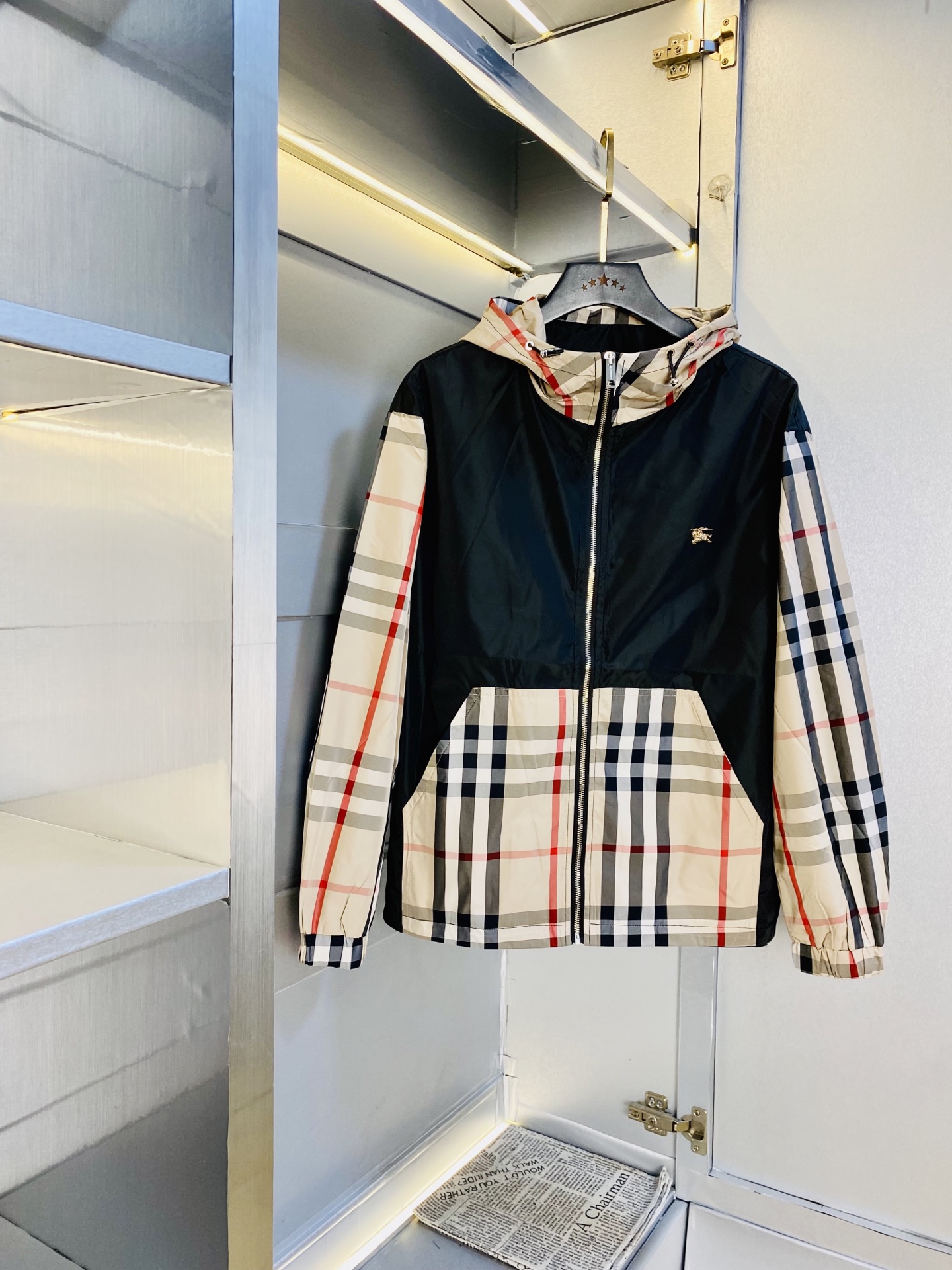 NO:643841,The original item from the official website can wear 200 pounds of Burberry autumn style!  New coat, jacket and windproof coat. High version and high quality. The same original fabric as that of Internet celebrity stars. Customized hardware and accessories. Very comfortable. A super versatile and good-looking coat. Not a common version in the market. Compare at will. Quality is absolutely guaranteed. Color pictures and colors. Sizes M-3XL,,burberry,burberry,jackets & coats,jackets & coats,alexander wang19860909官网原单货 可穿200斤巴宝莉Burberry 秋款！新款外套夹克防风衣 高版本高品质 原版面料网红明星同款 开模定制五金辅料 感非常舒服 超级百搭好看的一款外套 非市场普通版本 随意对比 品质绝对保证 颜色图色 尺码M-3XL,,burberry,burberry,jackets & coats,jackets & coats,alexander wang,Men's clothing