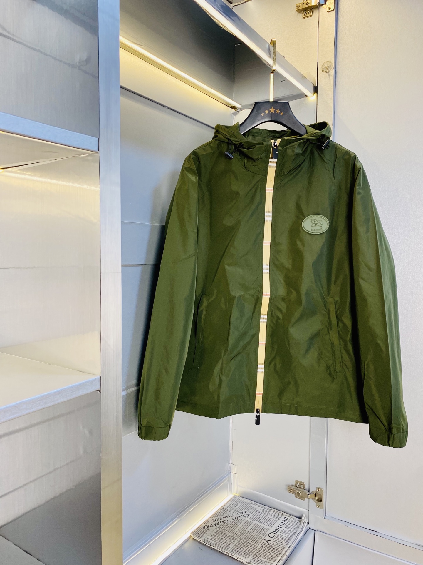 NO:613317,Original items from the official website. You can wear Burberry 2025 autumn style!  New coat, jacket and windproof coat. High version and high quality. The same original fabric as that of Internet celebrity stars. Customized hardware and accessories. Very comfortable. A super versatile and good-looking coat. Not a common version in the market. Compare at will. Quality is absolutely guaranteed. Color pictures and colors. Sizes M-3XL,,burberry,burberry,jackets & coats,jackets & coats,alexander wang19860909官网原单货 可穿斤巴宝莉Burberry 2025秋款！新款外套夹克防风衣 高版本高品质 原版面料网红明星同款 开模定制五金辅料 感非常舒服 超级百搭好看的一款外套 非市场普通版本 随意对比 品质绝对保证 颜色图色 尺码M-3XL,,burberry,burberry,jackets & coats,jackets & coats,alexander wang,Men's clothing