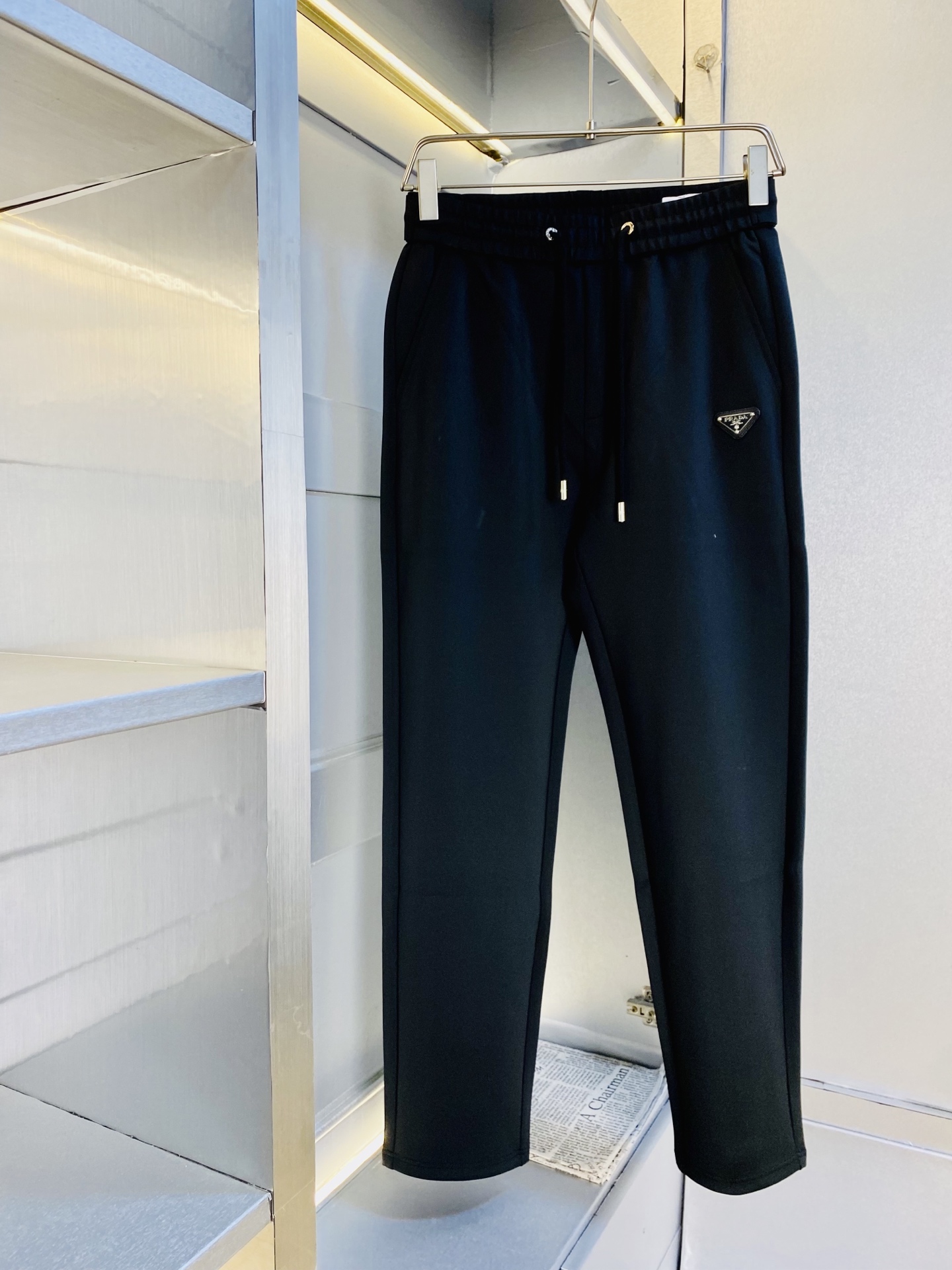 NO:600955,Original item from the official website, can wear 220 pounds Prada, simple and fashionable, new autumn and winter casual pants, sports pants, sweat pants, elastic pants, long pants, very comfortable to wear, low-key yet luxurious, very classy to wear, no need to say much about the style and cut of the pants, the upper body is exquisite and vivid. Real first-class top quality materials, truly palace-level casual pants and elastic pants, using Turkish cotton to produce the most famous denim fabric. The quality is outstanding, and the pants are very soft after heavy washing!  The straight-leg version is not picky, the upper body is absolutely stylish, the expert design is extremely luxurious. Size: M-4XL,, prada, prada, alexander wang19860909官网原单货 可穿220斤普拉达Prada 简约时尚 秋冬新款休闲裤运动裤卫裤松紧裤长裤身穿着非常舒适 低调不失奢华 穿出去非常有档次,裤型款式和裁剪亦无需多言 上身精致跃然.真正一等一顶级质料 真正殿堂级的休闲裤松紧裤,选用土耳其的棉花 生产出最有名的单宁布 品质卓然,经过重水洗使得裤子很柔软！直脚的版型 不挑人 上身绝对的有型 达人设计 极度奢华.码数:M-4XL,,prada,prada,alexander wang,Men's clothing