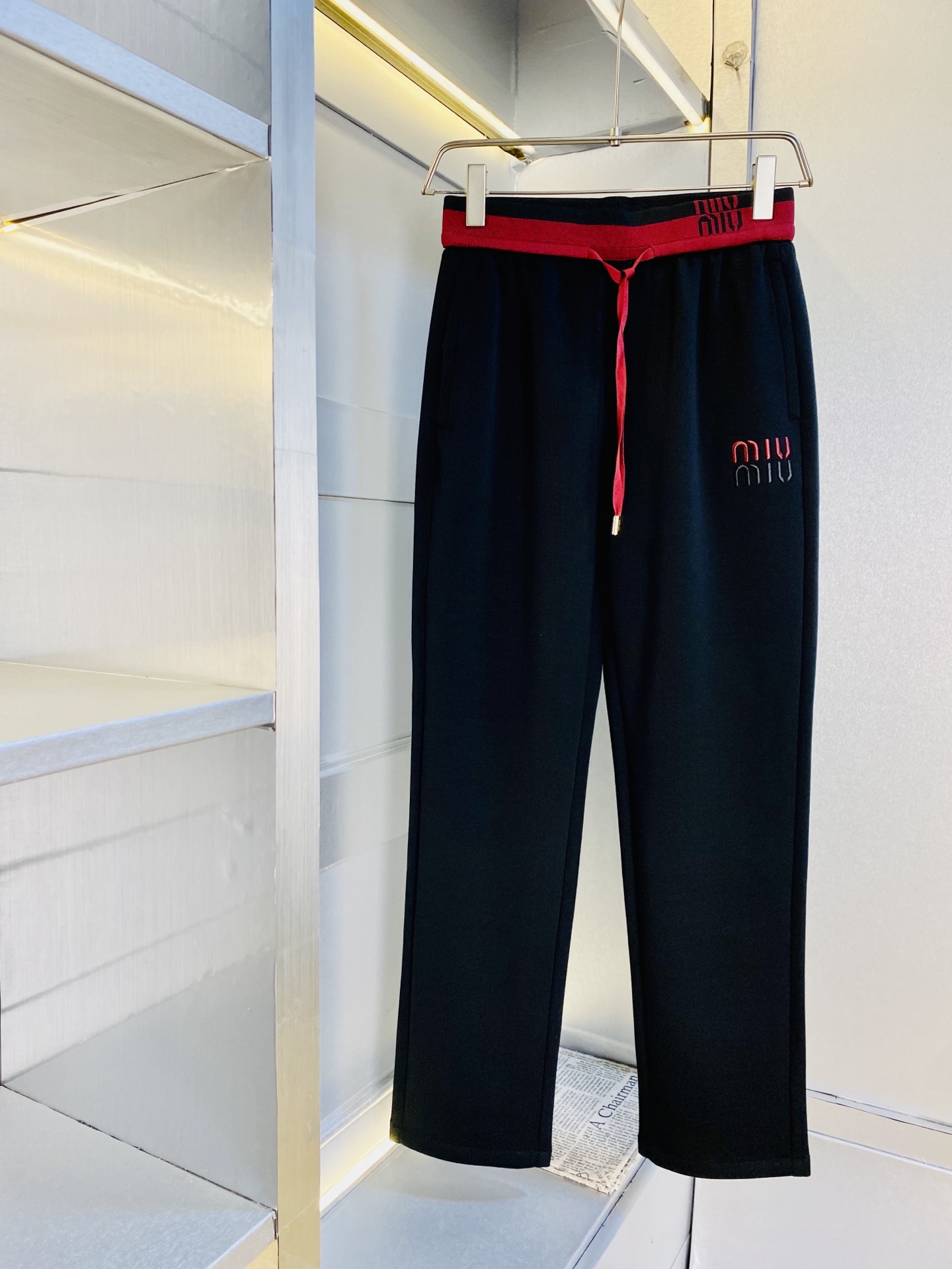 NO:600961,The original item from the official website can be worn up to 220 pounds. MiuMiu is simple and fashionable. The new autumn and winter casual pants, sweatpants, sweatpants, and elasticated trousers are very comfortable to wear. They are low-key yet luxurious. They are very classy to wear. There is no need to say much about the style and cut of the pants. The upper body is exquisite and vivid. Really first-class and top-quality materials. Really top-level casual pants and elastic pants, using Turkish cotton to produce the most famous denim fabric. The quality is outstanding, and the pants are very soft after heavy washing!  The straight-leg version is not picky, the upper body is absolutely stylish, the expert design is extremely luxurious. Size: M-4XL,,miumiu,alexander wang19860909官网原单货 可穿220斤缪缪MiuMiu 简约时尚 秋冬新款休闲裤运动裤卫裤松紧裤长裤身穿着非常舒适 低调不失奢华 穿出去非常有档次,裤型款式和裁剪亦无需多言 上身精致跃然.真正一等一顶级质料 真正殿堂级的休闲裤松紧裤,选用土耳其的棉花 生产出最有名的单宁布 品质卓然,经过重水洗使得裤子很柔软！直脚的版型 不挑人 上身绝对的有型 达人设计 极度奢华.码数:M-4XL,,miumiu,alexander wang,Men's clothing