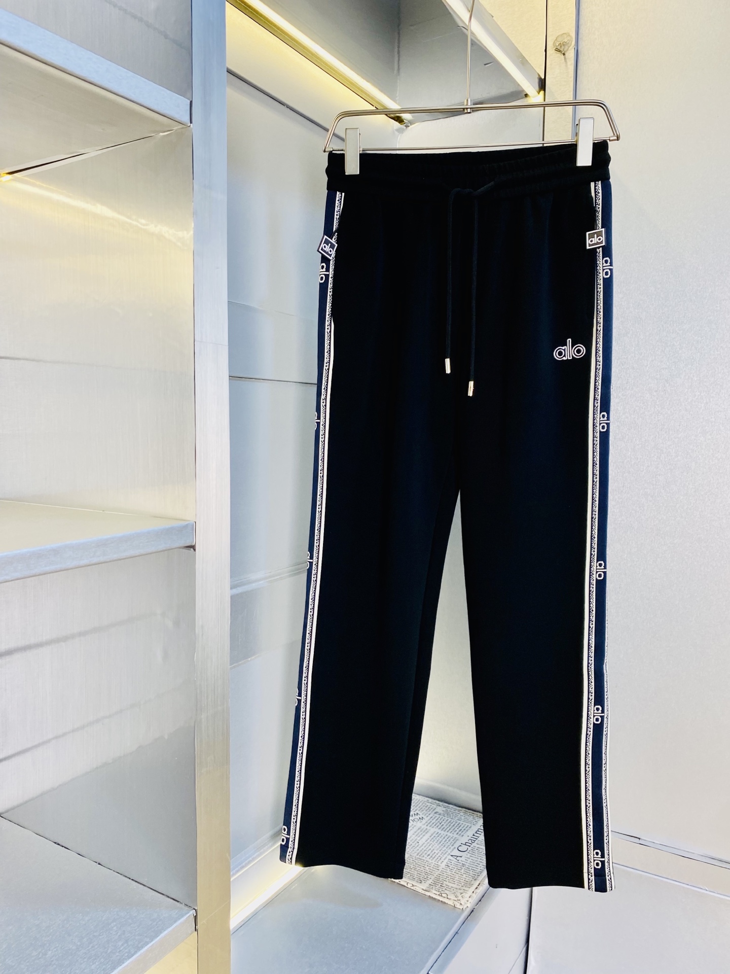 NO:600964,Original item from the official website, can wear 220 catties dlo, simple and fashionable, new autumn and winter casual pants, sports pants, sweatpants, elastic pants and long trousers, very comfortable to wear, low-key yet luxurious, very classy to wear, no need to say much about the pants style and cut, the upper body is exquisite and vivid. Real first-class top quality materials. Truly top-grade casual pants and elastic pants, using Turkish cotton to produce the most famous denim fabric. The quality is outstanding, and after heavy washing, the pants are very soft!  The straight-leg version is not picky, the upper body is absolutely stylish, the expert design is extremely luxurious. Size: M-4XL,,alexander wang19860909官网原单货 可穿220斤dlo 简约时尚 秋冬新款休闲裤运动裤卫裤松紧裤长裤身穿着非常舒适 低调不失奢华 穿出去非常有档次,裤型款式和裁剪亦无需多言 上身精致跃然.真正一等一顶级质料 真正殿堂级的休闲裤松紧裤,选用土耳其的棉花 生产出最有名的单宁布 品质卓然,经过重水洗使得裤子很柔软！直脚的版型 不挑人 上身绝对的有型 达人设计 极度奢华.码数:M-4XL,,alexander wang,Men's clothing