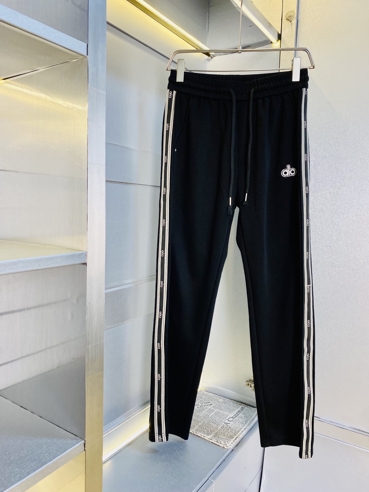 NO:600966,Original item from the official website, can wear 220 pounds dlo, simple and fashionable, new autumn and winter casual pants, sports pants, sweatpants, elastic pants, long pants, very comfortable to wear, low-key yet luxurious, very classy to wear, no need to say much about the pants style and cut, the upper body is exquisite and lively. Real first-class top quality materials, truly palace-level casual pants and elastic pants, using Turkish cotton to produce the most famous denim fabric. The quality is outstanding, and the pants are very soft after heavy washing!  The straight-leg version is not picky, the upper body is absolutely stylish, the expert design is extremely luxurious. Size: M-4XL,,alexander wang19860909官网原单货 可穿220斤dlo简约时尚 秋冬新款休闲裤运动裤卫裤松紧裤长裤身穿着非常舒适 低调不失奢华 穿出去非常有档次,裤型款式和裁剪亦无需多言 上身精致跃然.真正一等一顶级质料 真正殿堂级的休闲裤松紧裤,选用土耳其的棉花 生产出最有名的单宁布 品质卓然,经过重水洗使得裤子很柔软！直脚的版型 不挑人 上身绝对的有型 达人设计 极度奢华.码数:M-4XL,,alexander wang,Men's clothing