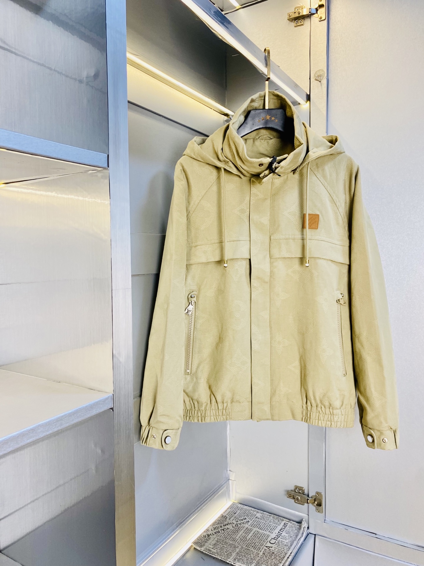 NO:597548,The original item from the official website can wear 200 pounds of Louis Vuitton Lv 2025 autumn style!  New coat, jacket and windproof coat. High version and high quality. The original fabric is the same as that of Internet celebrity stars. Mold customization of hardware and accessories. Very comfortable. A super versatile and good-looking coat. Not a common version in the market. Compare at will. Quality is absolutely guaranteed. Color pictures and colors. Sizes M-3XL, Louis vuitton, Louis vuitton, jackets & coats, jackets & coats, alexander wang19860909官网原单货 可穿200斤路易威登Lv 2025秋款！新款外套夹克防风衣 高版本高品质 原版面料网红明星同款 开模定制五金辅料 感非常舒服 超级百搭好看的一款外套 非市场普通版本 随意对比 品质绝对保证 颜色图色 尺码M-3XL,,louis vuitton,louis vuitton,jackets & coats,jackets & coats,alexander wang,Men's clothing