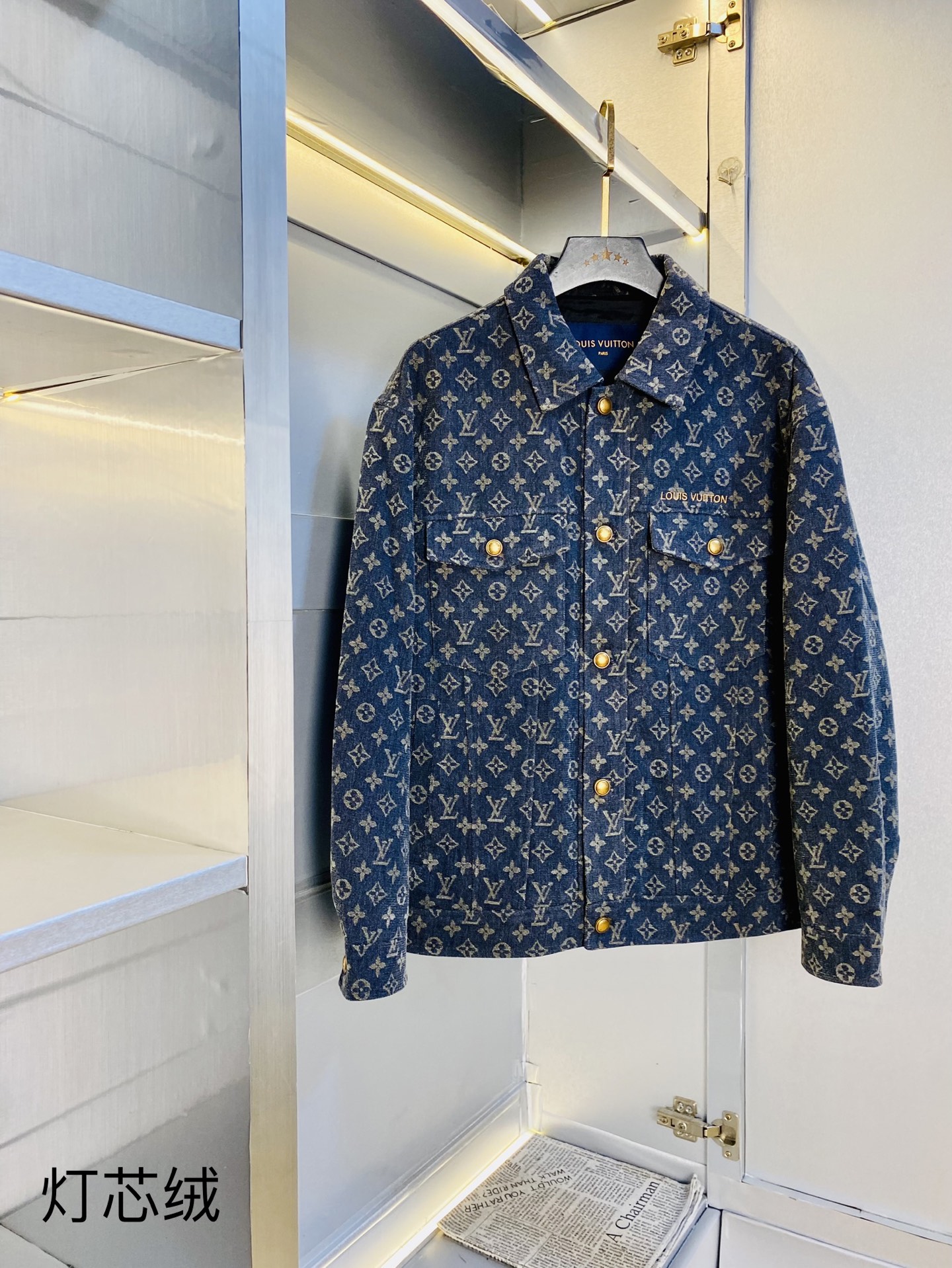 NO:597551,Corduroy official website original item can wear 200 pounds of Louis Vuitton Lv 2025 autumn style!  New corduroy jacket and windproof jacket. High version and high quality. The original fabric is the same as that of Internet celebrity stars. Open mold to customize hardware accessories. Very comfortable. Super versatile and good-looking jacket. Not a common version in the market. Compare at will. Quality is absolutely guaranteed. Color pictures and colors. Sizes M-3XL,,louis vuitton,louis vuitton,jackets & coats,jackets & coats,alexander wang19860909灯芯绒 官网原单货 可穿200斤路易威登Lv 2025秋款！新款灯芯绒外套夹克防风衣 高版本高品质 原版面料网红明星同款 开模定制五金辅料 感非常舒服 超级百搭好看的一款外套 非市场普通版本 随意对比 品质绝对保证 颜色图色 尺码M-3XL,,louis vuitton,louis vuitton,jackets & coats,jackets & coats,alexander wang,Men's clothing