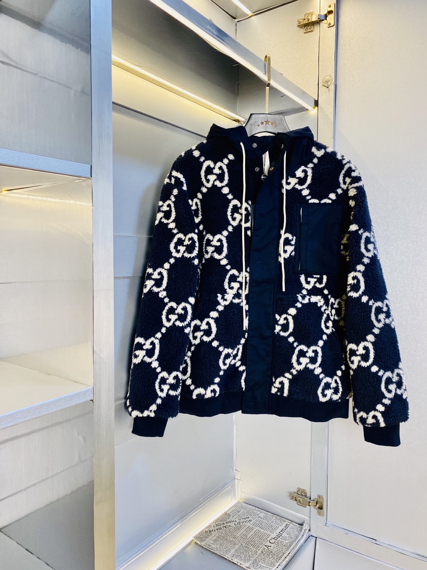 NO:597554,Lamb velvet, original item from the official website, can wear 200 pounds of Gucci 2025 autumn style!  New sherpa jacket and windproof jacket. High version and high quality. The original fabric is the same as that of internet celebrity stars. Mold customization of hardware and accessories. Very comfortable. Super versatile and good-looking jacket. Not the ordinary version in the market. Compare at will. Quality is absolutely guaranteed. Color pictures and colors. Size M-3XL,,gucci,jackets & coats,jackets & coats,alexander wang19860909羊羔绒 官网原单货 可穿200斤古奇Gucci 2025秋款！新款羊羔绒外套夹克防风衣 高版本高品质 原版面料网红明星同款 开模定制五金辅料 感非常舒服 超级百搭好看的一款外套 非市场普通版本 随意对比 品质绝对保证 颜色图色 尺码M-3XL,,gucci,jackets & coats,jackets & coats,alexander wang,Men's clothing