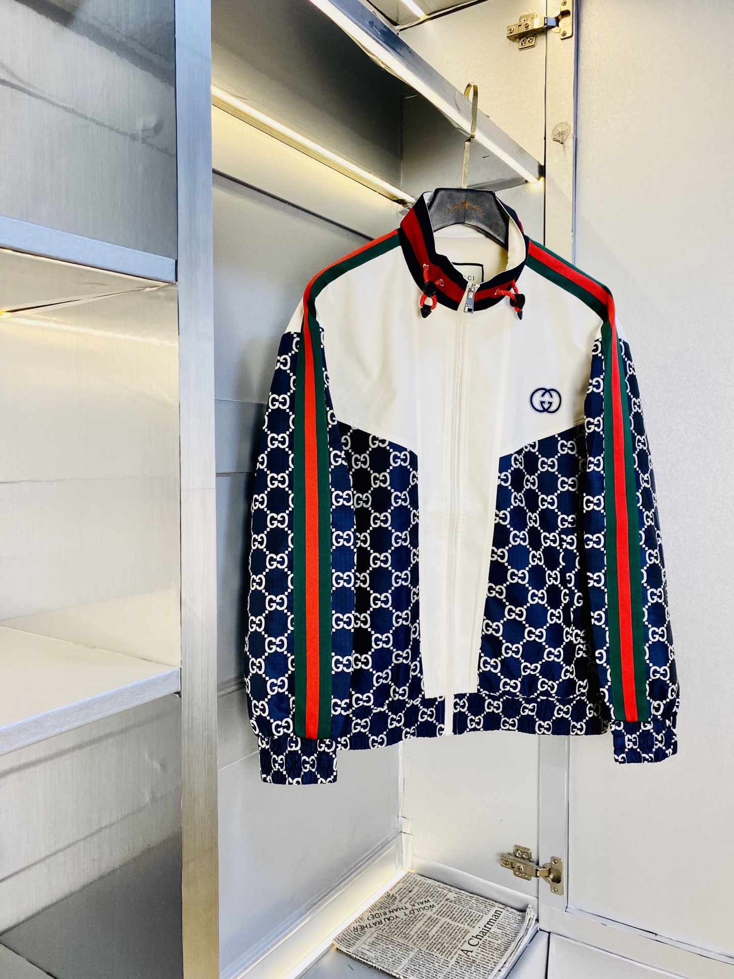 NO:597557,Original item from the official website. Can wear 200 pounds of Gucci 2025 autumn style!  New coat and windbreaker. High version and high quality. The original fabric is the same as that of Internet celebrity stars. Mold customization of hardware accessories. Very comfortable. Super versatile and good-looking coat. Not the ordinary version in the market. Compare at will. Quality is absolutely guaranteed. Color pictures and colors. Sizes M-3XL,,gucci,jackets & coats,jackets & coats,alexander wang19860909官网原单货 可穿200斤古奇Gucci 2025秋款！新款外套夹克防风衣 高版本高品质 原版面料网红明星同款 开模定制五金辅料 感非常舒服 超级百搭好看的一款外套 非市场普通版本 随意对比 品质绝对保证 颜色图色 尺码M-3XL,,gucci,jackets & coats,jackets & coats,alexander wang,Men's clothing