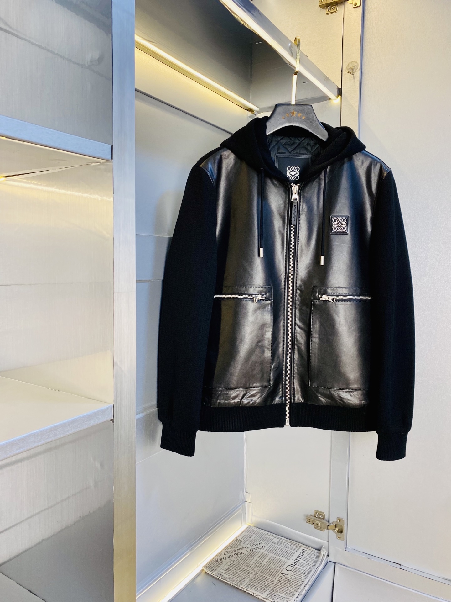 NO:597560,Genuine leather jacket!  The original item from the official website can wear 200 pounds of Loewe 2025 winter style!  New sheepskin leather jacket, cotton jacket, sheepskin stitched with wool!  High version and high quality. The original fabrics are the same as those of Internet celebrity stars. Customized hardware and accessories. Very comfortable. A super versatile and good-looking jacket. Not an ordinary version in the market. Compare at will. Quality is absolutely guaranteed. Color pictures. Sizes M-3XL (175/130 pounds wear M),,loewe,loewe,jackets & coats,leather jacket,sheepskin,alexander wang19860909真皮皮衣！ 官网原单货 可穿200斤罗意威Loewe 2025冬款！新款绵羊皮皮衣棉衣棉服外套 绵羊皮拼接羊毛！ 高版本高品质 原版面料网红明星同款 开模定制五金辅料 感非常舒服 超级百搭好看的一款外套 非市场普通版本 随意对比 品质绝对保证 颜色图色 尺码M-3XL（175/130斤穿M）,,loewe,loewe,jackets & coats,leather jacket,sheepskin,alexander wang,Men's clothing