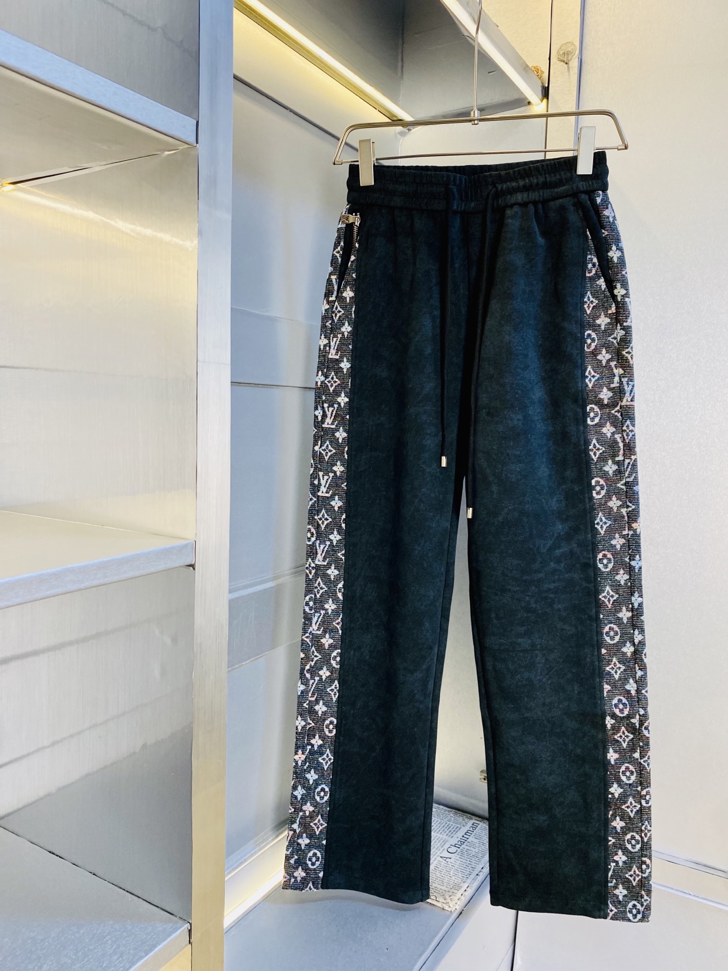 NO:597523,Original item from the official website, can wear 210 pounds of Louis Vuitton Lv, simple and fashionable, autumn and winter casual pants, sweatpants, elastic pants, straight-leg pants, very comfortable to wear, low-key yet luxurious, very classy to wear, no need to say much about the pants style and cut, the upper body is exquisite and vivid. Real first-class top quality materials. Truly top-grade casual pants and elastic pants, using Turkish cotton to produce the most famous denim fabric. The quality is outstanding, and the pants are very soft after heavy washing!  The straight-leg version is not picky, the upper body is absolutely stylish, the expert design is extremely luxurious. Size: M-3XL, Louis Vuitton, Louis Vuitton, Alexander Wang19860909官网原单货 可穿210斤路易威登Lv 简约时尚 秋冬款休闲裤卫裤松紧裤直筒裤长裤身穿着非常舒适 低调不失奢华 穿出去非常有档次,裤型款式和裁剪亦无需多言 上身精致跃然.真正一等一顶级质料 真正殿堂级的休闲裤松紧裤,选用土耳其的棉花 生产出最有名的单宁布 品质卓然,经过重水洗使得裤子很柔软！直脚的版型 不挑人 上身绝对的有型 达人设计 极度奢华.码数:M-3XL,,louis vuitton,louis vuitton,alexander wang,Men's clothing