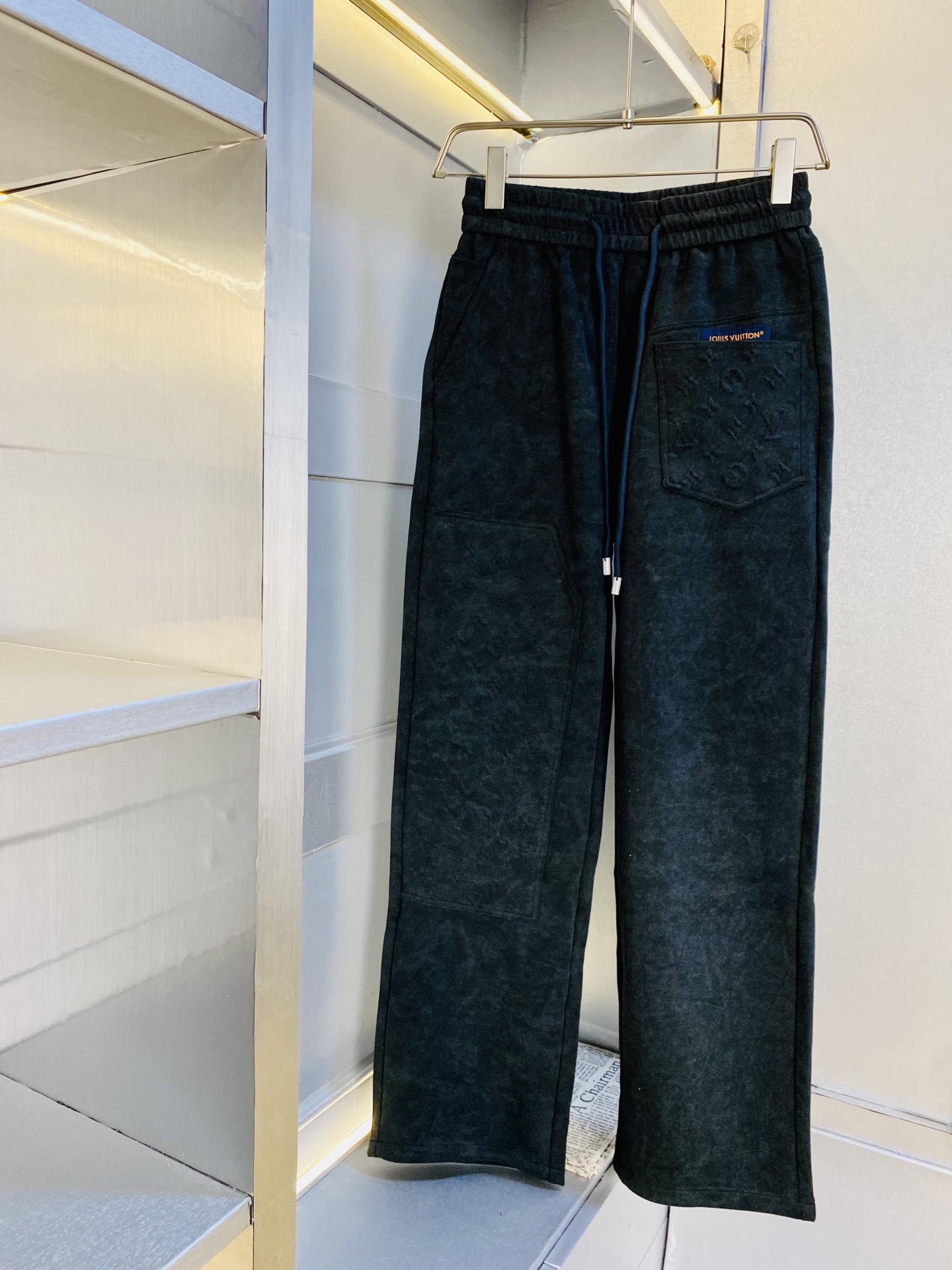 NO:726553,Support replacement after the year!  Original item from the official website, can wear 210 pounds of Louis Vuitton Lv, simple and fashionable, autumn and winter casual pants, sweatpants, elastic pants, straight-leg pants, very comfortable to wear, low-key yet luxurious, very classy to wear, no need to say much about the pants style and cut, the upper body is exquisite and vivid. Real first-class top quality materials. Truly top-grade casual pants and elastic pants, using Turkish cotton to produce the most famous denim fabric. The quality is outstanding, and the pants are very soft after heavy washing!  The straight-leg version is not picky and the upper body is absolutely stylish. The expert design is extremely luxurious. Size: M-3XL, Louis Vuitton, Louis Vuitton,19860909支持年后退换！ 官网原单货 可穿210斤路易威登Lv 简约时尚 秋冬款休闲裤卫裤松紧裤直筒裤长裤身穿着非常舒适 低调不失奢华 穿出去非常有档次,裤型款式和裁剪亦无需多言 上身精致跃然.真正一等一顶级质料 真正殿堂级的休闲裤松紧裤,选用土耳其的棉花 生产出最有名的单宁布 品质卓然,经过重水洗使得裤子很柔软！直脚的版型 不挑人 上身绝对的有型 达人设计 极度奢华.码数:M-3XL,,louis vuitton,louis vuitton,,Men's clothing