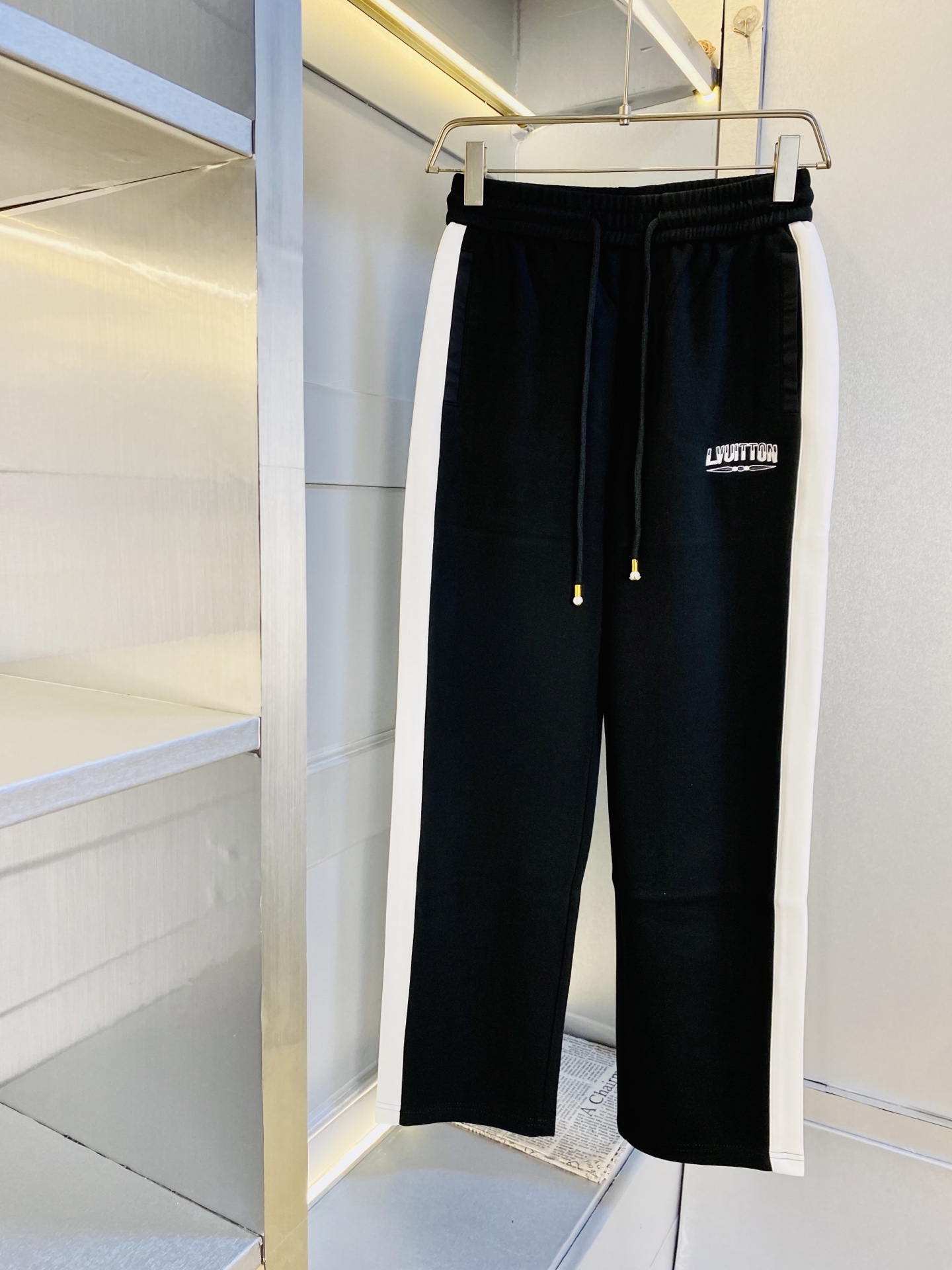NO:684467,Original item from the official website, can wear 210 pounds of Louis Vuitton Lv, simple and fashionable, autumn and winter casual pants, sweatpants, elastic pants, straight-leg pants, very comfortable to wear, low-key yet luxurious, very classy to wear, no need to say much about the pants style and cut, the upper body is exquisite and vivid. Real first-class top quality materials. Truly top-grade casual pants and elastic pants, using Turkish cotton to produce the most famous denim fabric. The quality is outstanding, and the pants are very soft after heavy washing!  The straight-leg version is not picky and the upper body is absolutely stylish. The expert design is extremely luxurious. Size: M-3XL, Louis Vuitton, Louis Vuitton,19860909官网原单货 可穿210斤路易威登Lv 简约时尚 秋冬款休闲裤卫裤松紧裤直筒裤长裤身穿着非常舒适 低调不失奢华 穿出去非常有档次,裤型款式和裁剪亦无需多言 上身精致跃然.真正一等一顶级质料 真正殿堂级的休闲裤松紧裤,选用土耳其的棉花 生产出最有名的单宁布 品质卓然,经过重水洗使得裤子很柔软！直脚的版型 不挑人 上身绝对的有型 达人设计 极度奢华.码数:M-3XL,,louis vuitton,louis vuitton,,Men's clothing