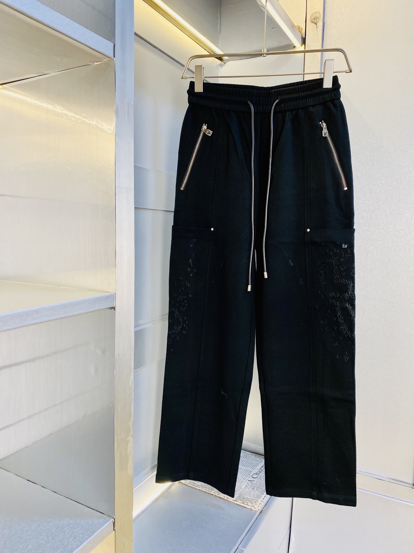 NO:726585,Support replacement after the year!  Original item from the official website, can wear 210 pounds of Louis Vuitton Lv, simple and fashionable, autumn and winter casual pants, sweatpants, elastic pants, straight-leg pants, very comfortable to wear, low-key yet luxurious, very classy to wear, no need to say much about the pants style and cut, the upper body is exquisite and vivid. Real first-class top quality materials. Truly top-grade casual pants and elastic pants, using Turkish cotton to produce the most famous denim fabric. The quality is outstanding, and the pants are very soft after heavy washing!  The straight-leg version is not picky and the upper body is absolutely stylish. The expert design is extremely luxurious. Size: M-3XL, Louis Vuitton, Louis Vuitton,19860909支持年后退换！ 官网原单货 可穿210斤路易威登Lv 简约时尚 秋冬款休闲裤卫裤松紧裤直筒裤长裤身穿着非常舒适 低调不失奢华 穿出去非常有档次,裤型款式和裁剪亦无需多言 上身精致跃然.真正一等一顶级质料 真正殿堂级的休闲裤松紧裤,选用土耳其的棉花 生产出最有名的单宁布 品质卓然,经过重水洗使得裤子很柔软！直脚的版型 不挑人 上身绝对的有型 达人设计 极度奢华.码数:M-3XL,,louis vuitton,louis vuitton,,Men's clothing