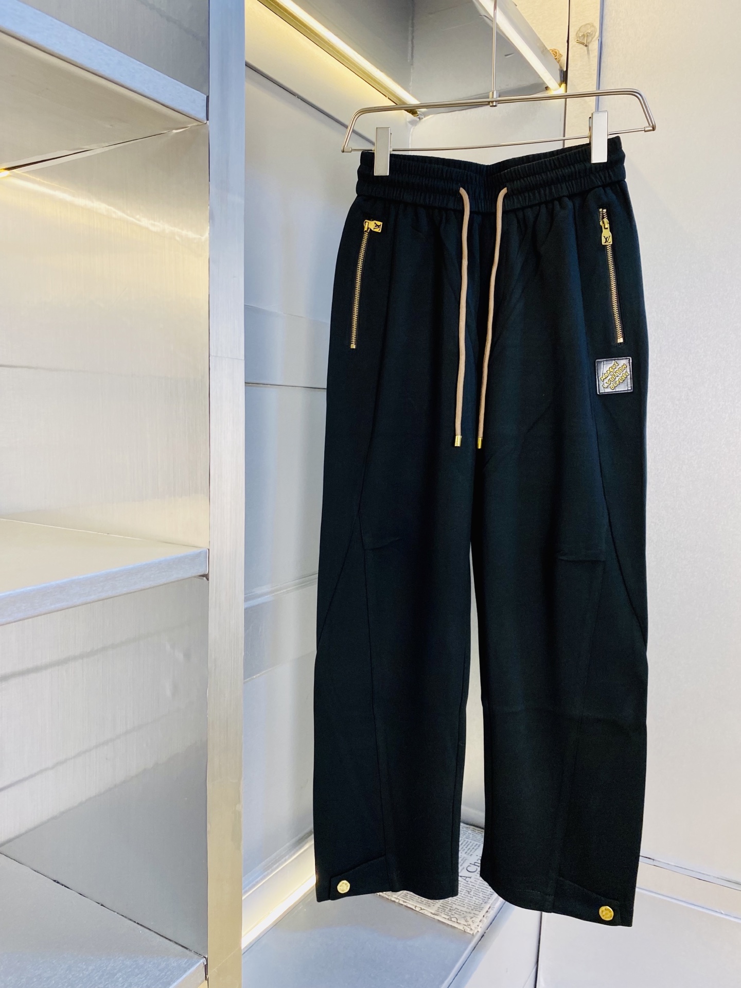 NO:597514,Original item from the official website, can wear 210 pounds of Louis Vuitton Lv, simple and fashionable, autumn and winter casual pants, sweatpants, elastic pants, straight-leg pants, very comfortable to wear, low-key yet luxurious, very classy to wear, no need to say much about the pants style and cut, the upper body is exquisite and vivid. Real first-class top quality materials. Truly top-grade casual pants and elastic pants, using Turkish cotton to produce the most famous denim fabric. The quality is outstanding, and the pants are very soft after heavy washing!  The straight-leg version is not picky, the upper body is absolutely stylish, the expert design is extremely luxurious. Size: M-3XL, Louis Vuitton, Louis Vuitton, Alexander Wang19860909官网原单货 可穿210斤路易威登Lv 简约时尚 秋冬款休闲裤卫裤松紧裤直筒裤长裤身穿着非常舒适 低调不失奢华 穿出去非常有档次,裤型款式和裁剪亦无需多言 上身精致跃然.真正一等一顶级质料 真正殿堂级的休闲裤松紧裤,选用土耳其的棉花 生产出最有名的单宁布 品质卓然,经过重水洗使得裤子很柔软！直脚的版型 不挑人 上身绝对的有型 达人设计 极度奢华.码数:M-3XL,,louis vuitton,louis vuitton,alexander wang,Men's clothing
