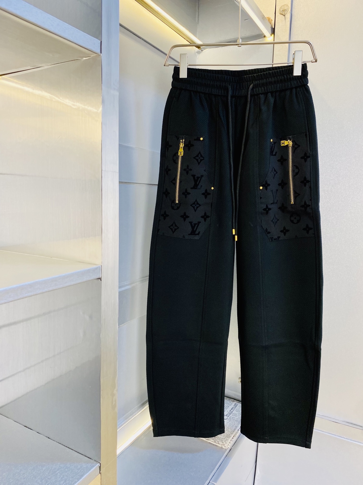 NO:598686,Original item from the official website, can be worn by Louis Vuitton Lv, simple and fashionable, autumn and winter casual pants, sweatpants, elastic pants, straight-leg trousers, very comfortable to wear, low-key yet luxurious, very classy to wear, and the trousers style and tailoring need no introduction. The upper body is exquisite and vivid. Real first-class and top-quality materials. Really top-grade casual pants and elastic pants, using Turkish cotton to produce the most famous denim fabric. The quality is outstanding, and the pants are very soft after heavy washing!  The straight-leg version is not picky, the upper body is absolutely stylish, the expert design is extremely luxurious. Size: M-3XL, Louis Vuitton, Louis Vuitton, Alexander Wang19860909官网原单货 可穿斤路易威登Lv 简约时尚 秋冬款休闲裤卫裤松紧裤直筒裤长裤身穿着非常舒适 低调不失奢华 穿出去非常有档次,裤型款式和裁剪亦无需多言 上身精致跃然.真正一等一顶级质料 真正殿堂级的休闲裤松紧裤,选用土耳其的棉花 生产出最有名的单宁布 品质卓然,经过重水洗使得裤子很柔软！直脚的版型 不挑人 上身绝对的有型 达人设计 极度奢华.码数:M-3XL,,louis vuitton,louis vuitton,alexander wang,Men's clothing