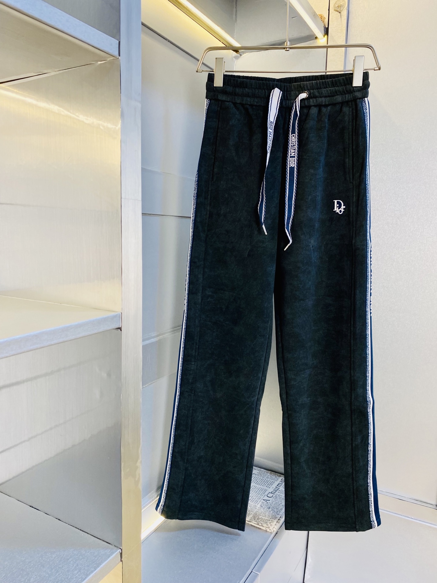 NO:726601,Support replacement after the year!  The original item from the official website can wear 210 pounds of Dior. Simple and fashionable, autumn and winter casual pants, sweatpants, elastic pants, straight-leg pants, very comfortable to wear, low-key yet luxurious, very classy to wear, and the trousers style and tailoring need no introduction. The upper body is exquisite and vivid. Really first-class top quality materials. Really top-grade casual pants and elastic pants, using Turkish cotton to produce the most famous denim fabric. The quality is outstanding, and the pants are very soft after heavy washing!  The straight-leg version is not picky, the upper body is absolutely stylish, the expert design is extremely luxurious. Size: M-3XL,, dior, dior,19860909支持年后退换！ 官网原单货 可穿210斤迪奥Dior 简约时尚 秋冬款休闲裤卫裤松紧裤直筒裤长裤身穿着非常舒适 低调不失奢华 穿出去非常有档次,裤型款式和裁剪亦无需多言 上身精致跃然.真正一等一顶级质料 真正殿堂级的休闲裤松紧裤,选用土耳其的棉花 生产出最有名的单宁布 品质卓然,经过重水洗使得裤子很柔软！直脚的版型 不挑人 上身绝对的有型 达人设计 极度奢华.码数:M-3XL,,dior,dior,,Men's clothing