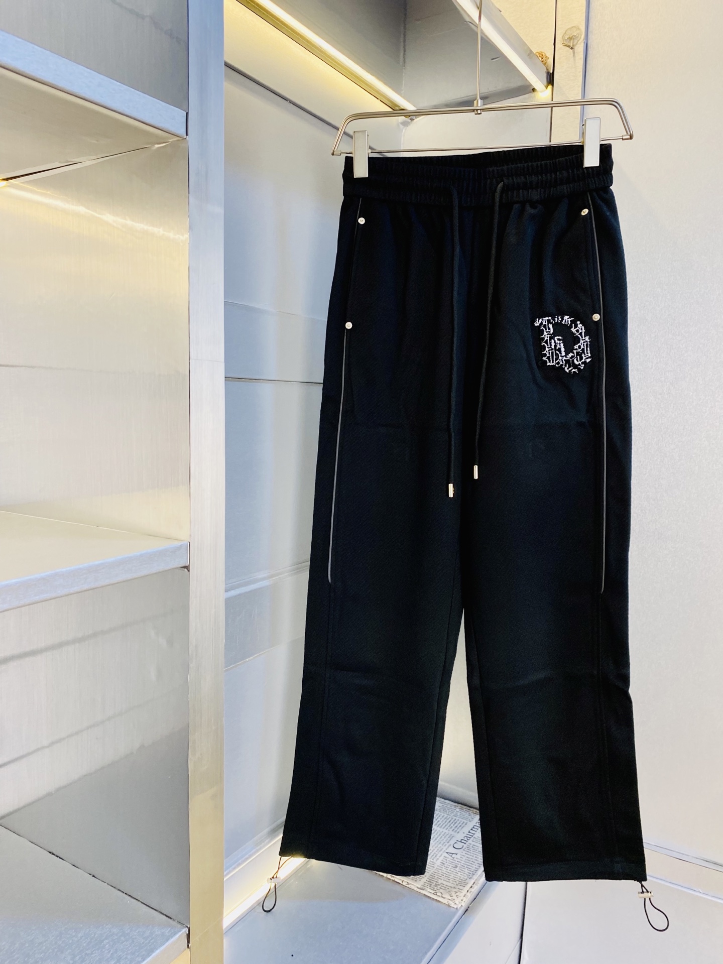 NO:684468,The original item from the official website can wear 210 pounds of Dior. Simple and fashionable, autumn and winter casual pants, sweatpants, elastic pants, straight-leg pants, very comfortable to wear, low-key yet luxurious, very classy to wear, and the trousers style and tailoring need no introduction. The upper body is exquisite and vivid. Really first-class top quality materials. Really top-grade casual pants and elastic pants, using Turkish cotton to produce the most famous denim fabric. The quality is outstanding, and the pants are very soft after heavy washing!  The straight-leg version is not picky, the upper body is absolutely stylish, the expert design is extremely luxurious. Size: M-3XL,, dior, dior,19860909官网原单货 可穿210斤迪奥Dior 简约时尚 秋冬款休闲裤卫裤松紧裤直筒裤长裤身穿着非常舒适 低调不失奢华 穿出去非常有档次,裤型款式和裁剪亦无需多言 上身精致跃然.真正一等一顶级质料 真正殿堂级的休闲裤松紧裤,选用土耳其的棉花 生产出最有名的单宁布 品质卓然,经过重水洗使得裤子很柔软！直脚的版型 不挑人 上身绝对的有型 达人设计 极度奢华.码数:M-3XL,,dior,dior,,Men's clothing