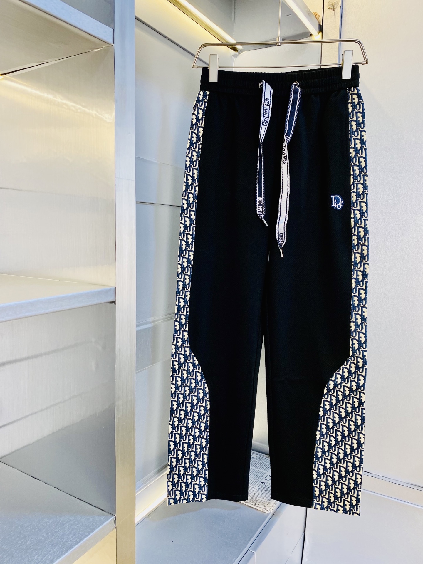 NO:597517,The original item from the official website can wear 210 pounds of Dior. Simple and fashionable, autumn and winter casual pants, sweatpants, elastic pants, straight-leg pants, very comfortable to wear, low-key yet luxurious, very classy to wear, and the trousers style and tailoring need no introduction. The upper body is exquisite and vivid. Really first-class top quality materials. Really top-grade casual pants and elastic pants, using Turkish cotton to produce the most famous denim fabric. The quality is outstanding, and the pants are very soft after heavy washing!  The straight-leg version is not picky, the upper body is absolutely stylish, the expert design is extremely luxurious. Size: M-3XL, dior, dior, alexander wang19860909官网原单货 可穿210斤迪奥Dior 简约时尚 秋冬款休闲裤卫裤松紧裤直筒裤长裤身穿着非常舒适 低调不失奢华 穿出去非常有档次,裤型款式和裁剪亦无需多言 上身精致跃然.真正一等一顶级质料 真正殿堂级的休闲裤松紧裤,选用土耳其的棉花 生产出最有名的单宁布 品质卓然,经过重水洗使得裤子很柔软！直脚的版型 不挑人 上身绝对的有型 达人设计 极度奢华.码数:M-3XL,,dior,dior,alexander wang,Men's clothing