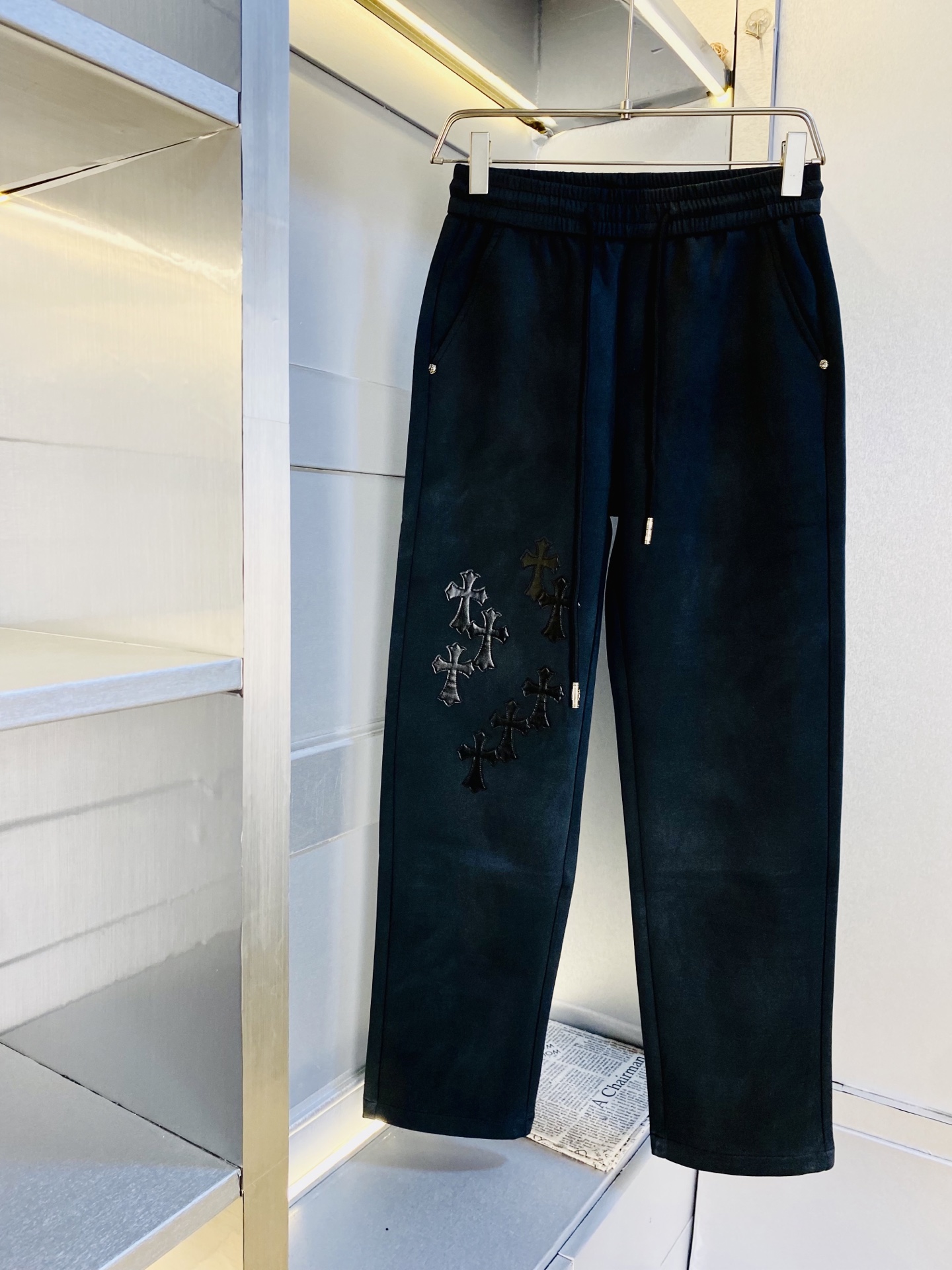 NO:598688,Original item from the official website. Chrome Hearts can be worn. Simple and fashionable. Autumn and winter casual pants, sweatpants, elastic pants, straight-leg pants, very comfortable to wear, low-key yet luxurious. It is very classy to wear, and the style and cut of the pants need no introduction. The upper body is exquisite and vivid. Really first-class and top-quality materials. Really top-grade casual pants and elastic pants, using Turkish cotton to produce the most famous denim fabric. The quality is outstanding, and the pants are very soft after heavy washing!  The straight-leg version is not picky, the upper body is absolutely stylish, the expert design is extremely luxurious. Size: M-3XL,,chrome hearts,chrome hearts,alexander wang19860909官网原单货 可穿斤克罗心Chrome Hearts 简约时尚 秋冬款休闲裤卫裤松紧裤直筒裤长裤身穿着非常舒适 低调不失奢华 穿出去非常有档次,裤型款式和裁剪亦无需多言 上身精致跃然.真正一等一顶级质料 真正殿堂级的休闲裤松紧裤,选用土耳其的棉花 生产出最有名的单宁布 品质卓然,经过重水洗使得裤子很柔软！直脚的版型 不挑人 上身绝对的有型 达人设计 极度奢华.码数:M-3XL,,chrome hearts,chrome hearts,alexander wang,Men's clothing