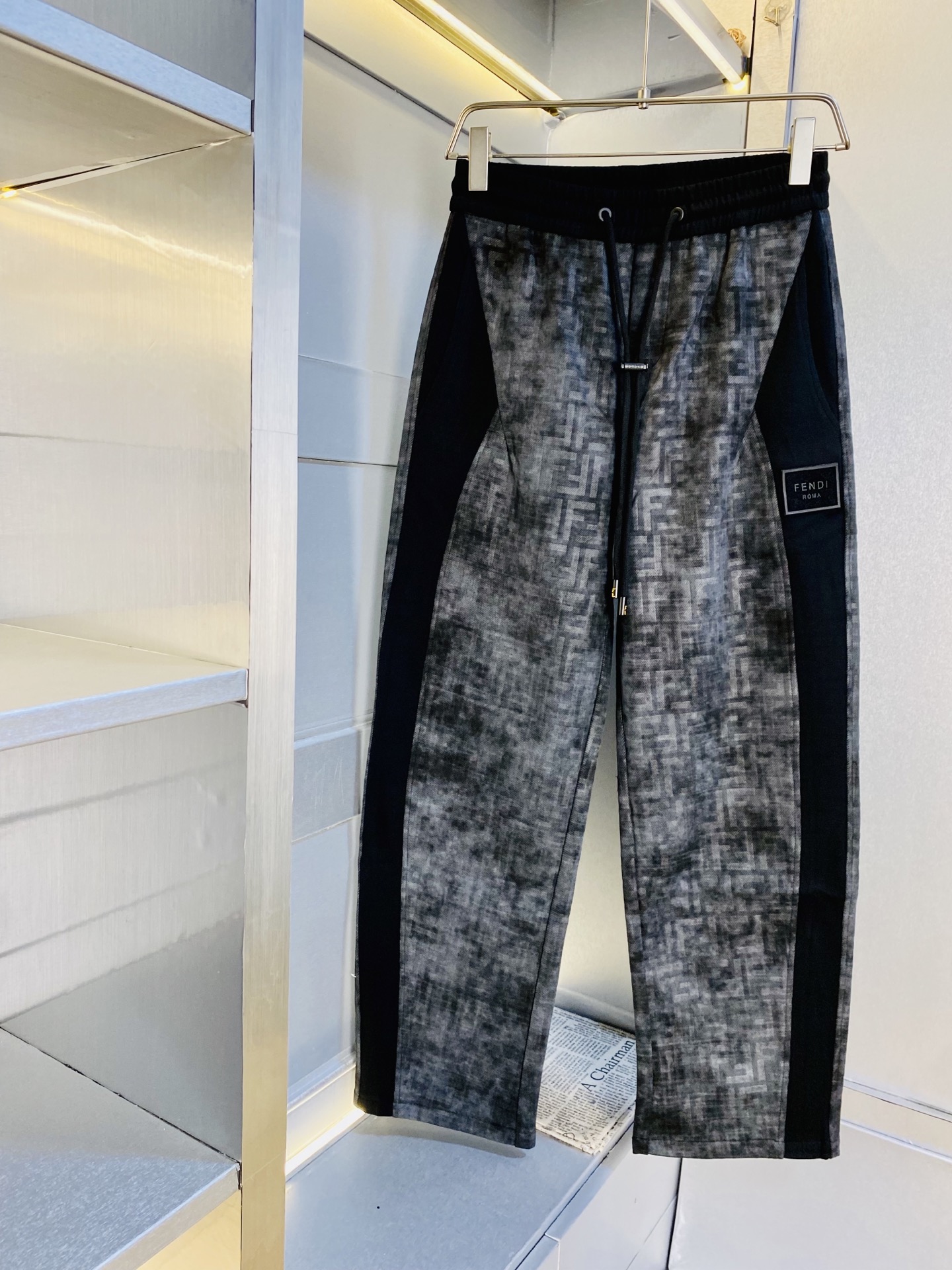 NO:597520,The original item from the official website can wear 210 pounds Fendi. Simple and fashionable, autumn and winter casual pants, sweatpants, elastic pants, straight-leg pants, very comfortable to wear, low-key yet luxurious. It is very classy to wear, and the style and cut of the pants need no introduction. The upper body is exquisite and vivid. Really first-class and top-quality materials. Really top-grade casual pants and elastic pants, using Turkish cotton to produce the most famous denim fabric. The quality is outstanding, and the pants are very soft after heavy washing!  The straight-leg version is not picky, the upper body is absolutely stylish, the expert design is extremely luxurious. Size: M-3XL,, fendi, fendi, alexander wang19860909官网原单货 可穿210斤芬迪Fendi 简约时尚 秋冬款休闲裤卫裤松紧裤直筒裤长裤身穿着非常舒适 低调不失奢华 穿出去非常有档次,裤型款式和裁剪亦无需多言 上身精致跃然.真正一等一顶级质料 真正殿堂级的休闲裤松紧裤,选用土耳其的棉花 生产出最有名的单宁布 品质卓然,经过重水洗使得裤子很柔软！直脚的版型 不挑人 上身绝对的有型 达人设计 极度奢华.码数:M-3XL,,fendi,fendi,alexander wang,Men's clothing