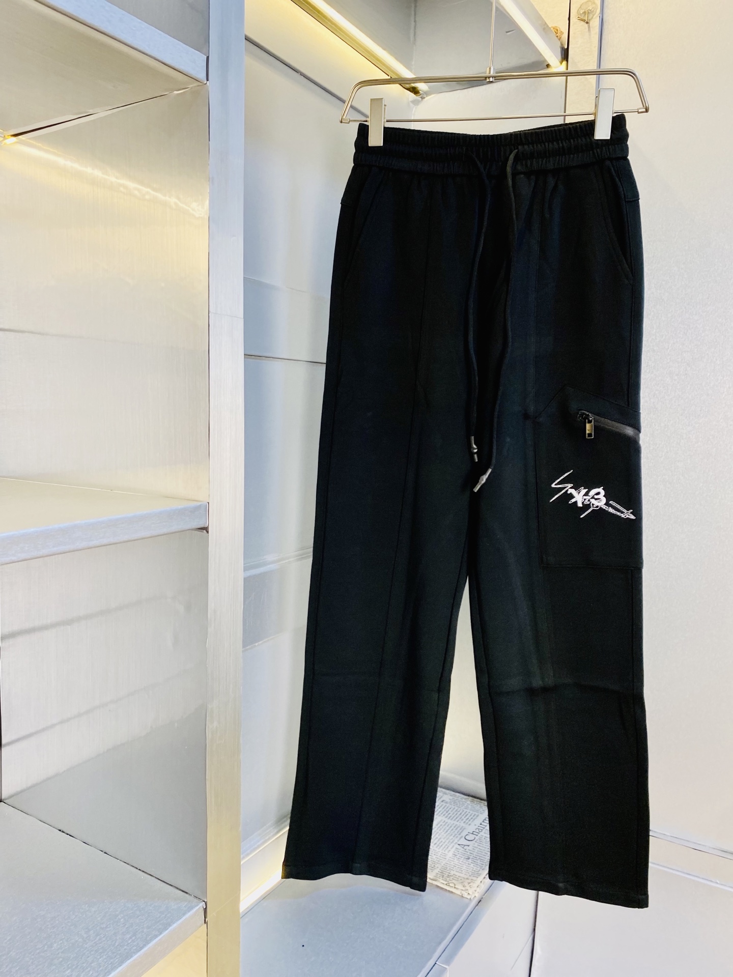 NO:684474,The original item from the official website can wear 210 pounds Y-3 y3 simple and fashionable autumn and winter casual pants, sweatpants, elastic pants, straight-leg trousers, very comfortable to wear, low-key yet luxurious, very classy to wear, and the style and cut of the pants need no introduction. The upper body is exquisite and vivid. Really first-class top quality materials. Really top-grade casual pants and elastic pants, using Turkish cotton to produce the most famous denim fabric. The quality is outstanding, and the pants are very soft after heavy washing!  The straight-leg version is not picky, the upper body is absolutely stylish, the expert design is extremely luxurious. Size: M-3XL,,19860909官网原单货 可穿210斤Y-3 y3简约时尚 秋冬款休闲裤卫裤松紧裤直筒裤长裤身穿着非常舒适 低调不失奢华 穿出去非常有档次,裤型款式和裁剪亦无需多言 上身精致跃然.真正一等一顶级质料 真正殿堂级的休闲裤松紧裤,选用土耳其的棉花 生产出最有名的单宁布 品质卓然,经过重水洗使得裤子很柔软！直脚的版型 不挑人 上身绝对的有型 达人设计 极度奢华.码数:M-3XL,,,Men's clothing