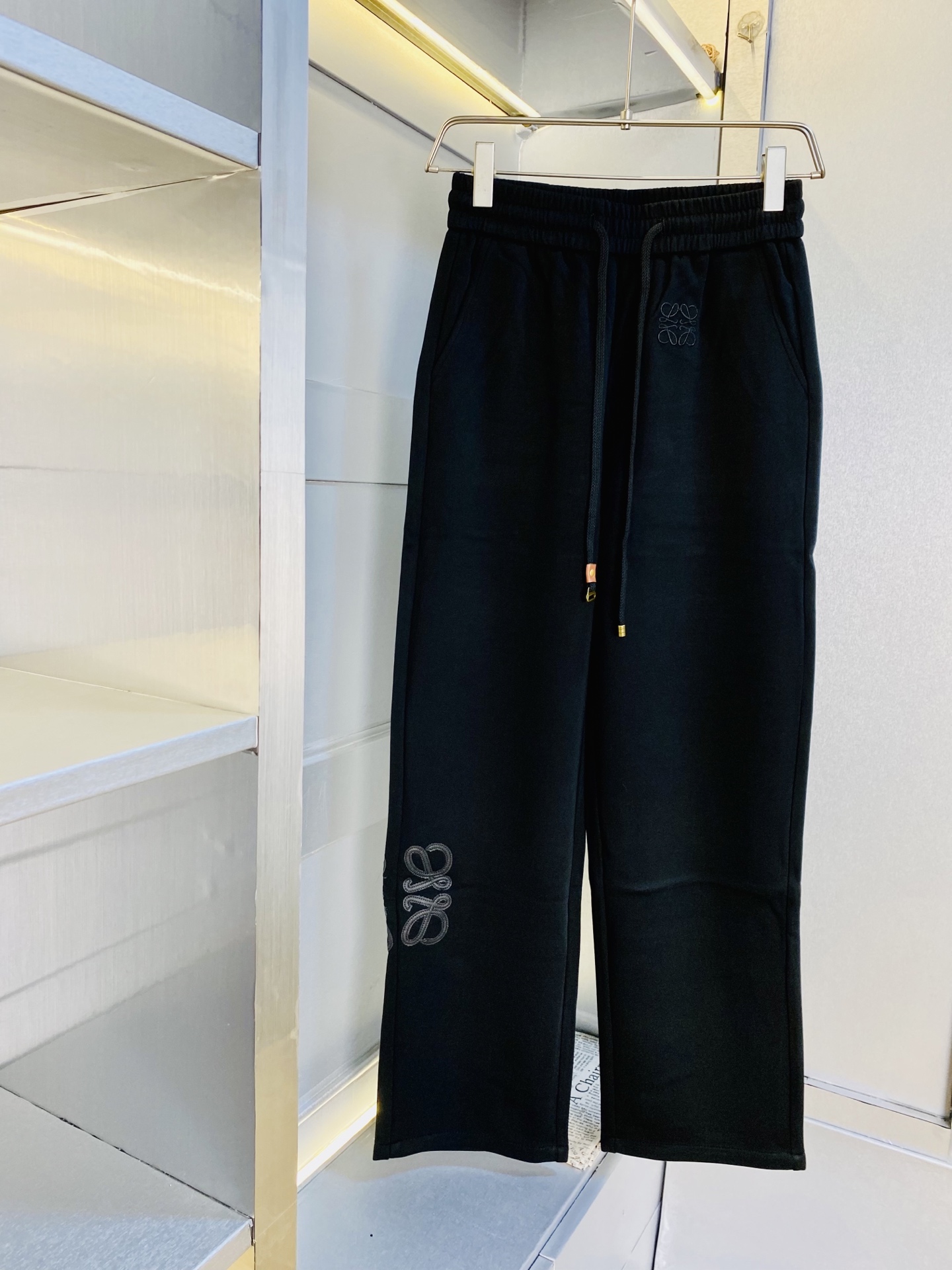 NO:684478,Original item from the official website Can wear 210 pounds Loewe Simple and fashionable autumn and winter casual pants, sweatpants, elastic pants, straight pants, long pants, very comfortable to wear, low-key yet luxurious, very classy to wear, no need to say much about the pants style and tailoring, the upper body is exquisite and vivid. Really first-class top quality materials, truly palace-level casual pants and elastic pants, using Turkish cotton to produce the most famous denim fabric  The quality is outstanding, the pants are very soft after heavy washing!  The straight-leg version is not picky, the upper body is absolutely stylish, the expert design is extremely luxurious. Size: M-3XL,,loewe,loewe,19860909官网原单货 可穿210斤罗意威Loewe 简约时尚 秋冬款休闲裤卫裤松紧裤直筒裤长裤身穿着非常舒适 低调不失奢华 穿出去非常有档次,裤型款式和裁剪亦无需多言 上身精致跃然.真正一等一顶级质料 真正殿堂级的休闲裤松紧裤,选用土耳其的棉花 生产出最有名的单宁布 品质卓然,经过重水洗使得裤子很柔软！直脚的版型 不挑人 上身绝对的有型 达人设计 极度奢华.码数:M-3XL,,loewe,loewe,,Men's clothing