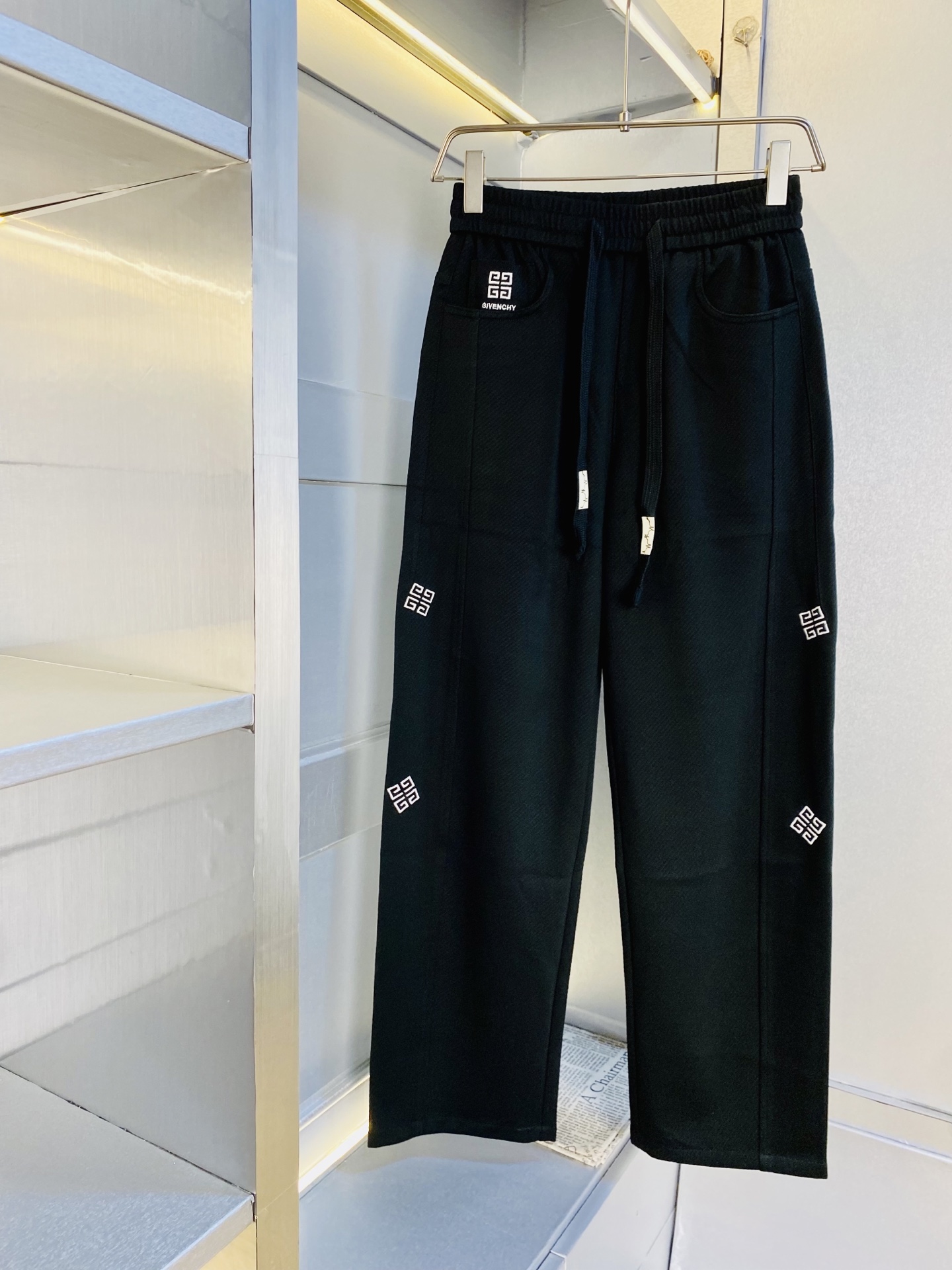 NO:684434,Original item from the official website. Can wear 210 pounds of Givenchy. Simple and fashionable. Autumn and winter casual trousers, sweatpants, elastic pants, straight-leg trousers, very comfortable to wear. Low-key yet luxurious. It is very classy to wear. There is no need to say much about the trousers style and cut. The upper body is exquisite and vivid. Really first-class and top-quality materials. Really palace-level casual pants and elastic pants, using Turkish cotton to produce the most famous denim fabric.  The quality is outstanding, the pants are very soft after heavy washing!  The straight-leg version is not picky and the upper body is absolutely stylish. The expert design is extremely luxurious. Size: M-3XL,,givenchy,givenchy,19860909官网原单货 可穿210斤纪梵希Givenchy 简约时尚 秋冬款休闲裤卫裤松紧裤直筒裤长裤身穿着非常舒适 低调不失奢华 穿出去非常有档次,裤型款式和裁剪亦无需多言 上身精致跃然.真正一等一顶级质料 真正殿堂级的休闲裤松紧裤,选用土耳其的棉花 生产出最有名的单宁布 品质卓然,经过重水洗使得裤子很柔软！直脚的版型 不挑人 上身绝对的有型 达人设计 极度奢华.码数:M-3XL,,givenchy,givenchy,,Men's clothing