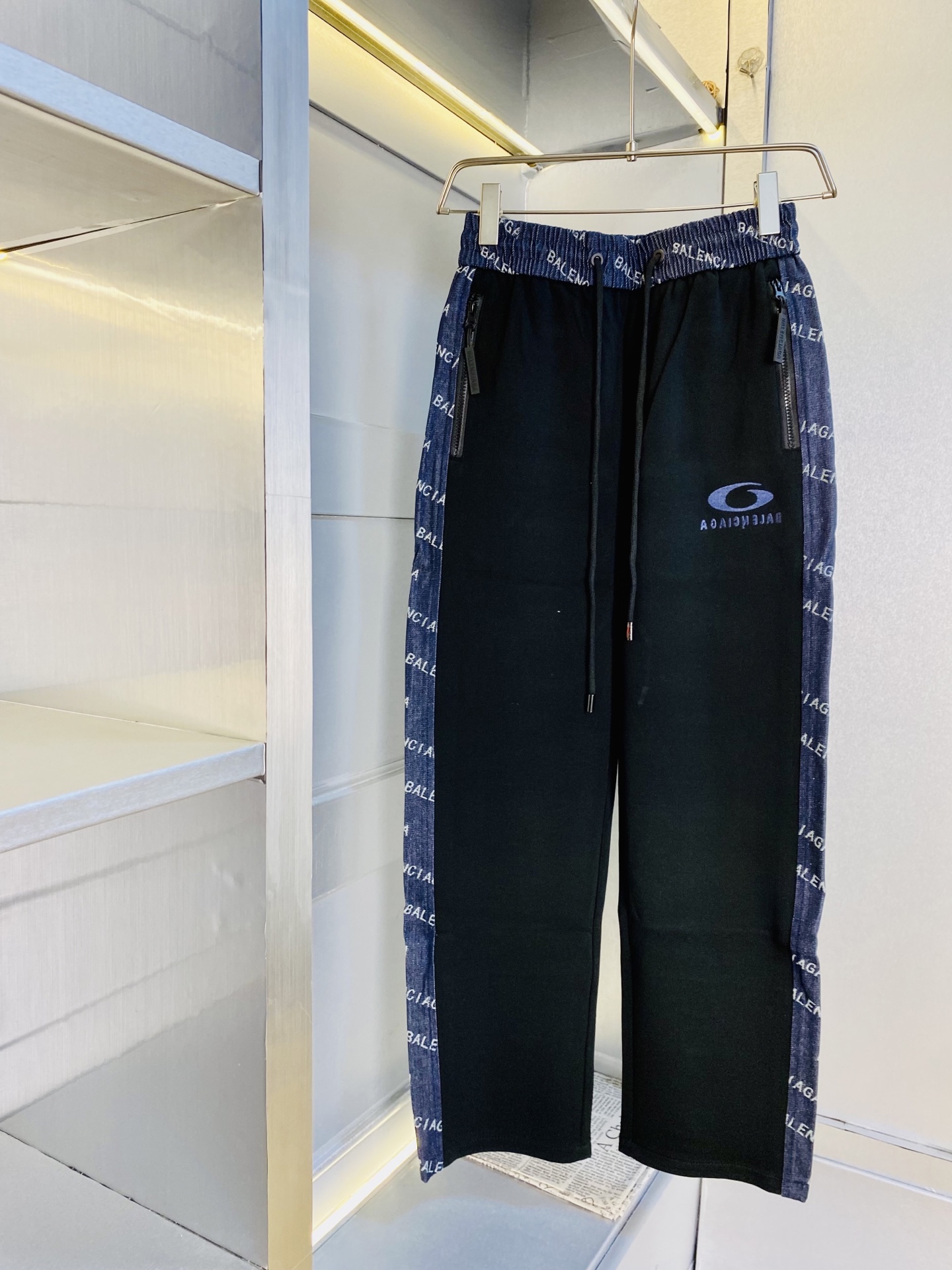 NO:681172,Original item from the official website, can wear 210 pounds Balenciaga, simple and fashionable, autumn and winter casual pants, sweatpants, elastic pants, straight pants, long pants, very comfortable to wear, low-key yet luxurious, very classy to wear, no need to say much about the style and tailoring of the pants, the upper body is exquisite and vivid. Really first-class and top-quality materials, truly palace-level casual pants and elastic pants, using Turkish cotton to produce the most famous denim fabric  The quality is outstanding, the pants are very soft after heavy washing!  The straight-leg version is not picky, the upper body is absolutely stylish, the expert design is extremely luxurious. Size: M-3XL,,balenciaga,balenciaga,19860909官网原单货 可穿210斤巴黎世家Balenciaga 简约时尚 秋冬款休闲裤卫裤松紧裤直筒裤长裤身穿着非常舒适 低调不失奢华 穿出去非常有档次,裤型款式和裁剪亦无需多言 上身精致跃然.真正一等一顶级质料 真正殿堂级的休闲裤松紧裤,选用土耳其的棉花 生产出最有名的单宁布 品质卓然,经过重水洗使得裤子很柔软！直脚的版型 不挑人 上身绝对的有型 达人设计 极度奢华.码数:M-3XL,,balenciaga,balenciaga,,Men's clothing