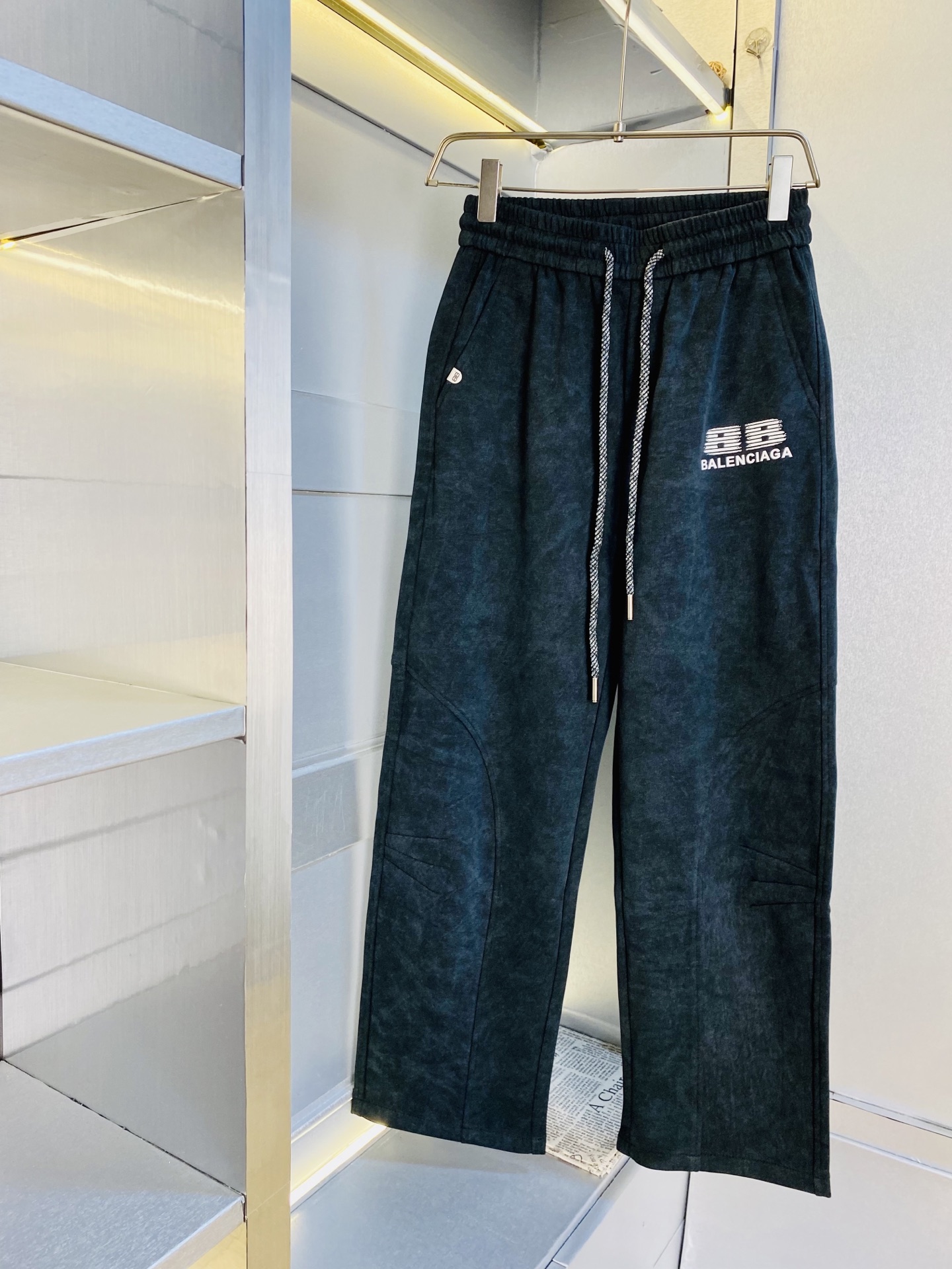 NO:598690,Original item from the official website. Can be worn by Balenciaga. Simple and fashionable autumn and winter casual pants, sweatpants, elastic pants, straight-leg trousers, very comfortable to wear, low-key yet luxurious. It is very classy to wear, and the style and cut of the pants need no introduction. The upper body is exquisite and vivid. Really first-class and top-quality materials. Really top-grade casual pants and elastic pants, using Turkish cotton to produce the most famous denim fabric. The quality is outstanding, and the pants are very soft after heavy washing!  The straight-leg version is not picky, the upper body is absolutely stylish, the expert design is extremely luxurious. Size: M-3XL,,balenciaga,balenciaga,alexander wang19860909官网原单货 可穿斤巴黎世家Balenciaga 简约时尚 秋冬款休闲裤卫裤松紧裤直筒裤长裤身穿着非常舒适 低调不失奢华 穿出去非常有档次,裤型款式和裁剪亦无需多言 上身精致跃然.真正一等一顶级质料 真正殿堂级的休闲裤松紧裤,选用土耳其的棉花 生产出最有名的单宁布 品质卓然,经过重水洗使得裤子很柔软！直脚的版型 不挑人 上身绝对的有型 达人设计 极度奢华.码数:M-3XL,,balenciaga,balenciaga,alexander wang,Men's clothing