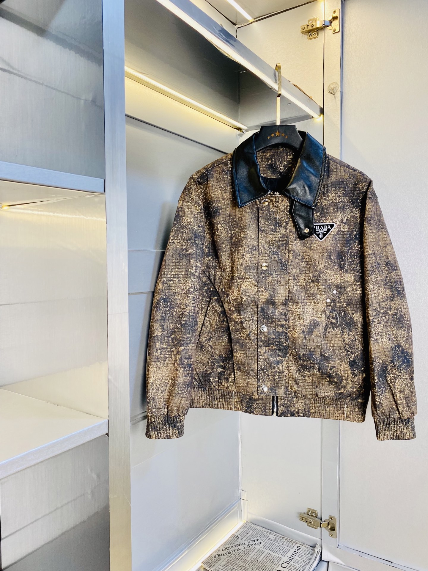 NO:608834,The original item from the official website can wear 200 pounds of Prada 2025 autumn style!  New coat, jacket and windproof coat. High version and high quality. The same original fabric as that of Internet celebrity stars. Customized hardware and accessories. Very comfortable. A super versatile and good-looking coat. Not the ordinary version in the market. Compare at will. Quality is absolutely guaranteed. Color pictures and colors. Sizes M-3XL, prada, prada, jackets & coats, jackets & coats, alexander wang19860909官网原单货 可穿200斤普拉达Prada 2025秋款！新款外套夹克防风衣 高版本高品质 原版面料网红明星同款 开模定制五金辅料 感非常舒服 超级百搭好看的一款外套 非市场普通版本 随意对比 品质绝对保证 颜色图色 尺码M-3XL,,prada,prada,jackets & coats,jackets & coats,alexander wang,Men's clothing