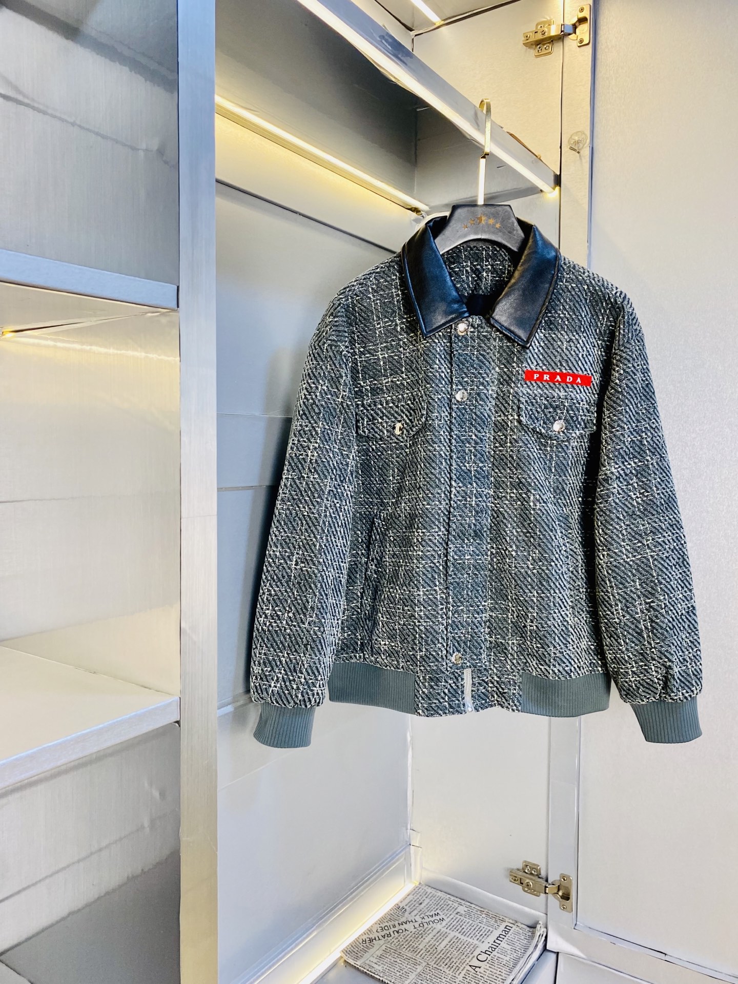 NO:600948,Corduroy, original item from the official website, can wear 200 pounds of Prada 2025 autumn style!  New coat, jacket and windproof coat. High version and high quality. The same original fabric as that of Internet celebrity stars. Customized hardware and accessories. Very comfortable. A super versatile and good-looking coat. Not the ordinary version in the market. Compare at will. Quality is absolutely guaranteed. Color pictures and colors. Sizes M-3XL, prada, prada, jackets & coats, jackets & coats, alexander wang19860909灯芯绒 官网原单货 可穿200斤普拉达Prada 2025秋款！新款外套夹克防风衣 高版本高品质 原版面料网红明星同款 开模定制五金辅料 感非常舒服 超级百搭好看的一款外套 非市场普通版本 随意对比 品质绝对保证 颜色图色 尺码M-3XL,,prada,prada,jackets & coats,jackets & coats,alexander wang,Men's clothing