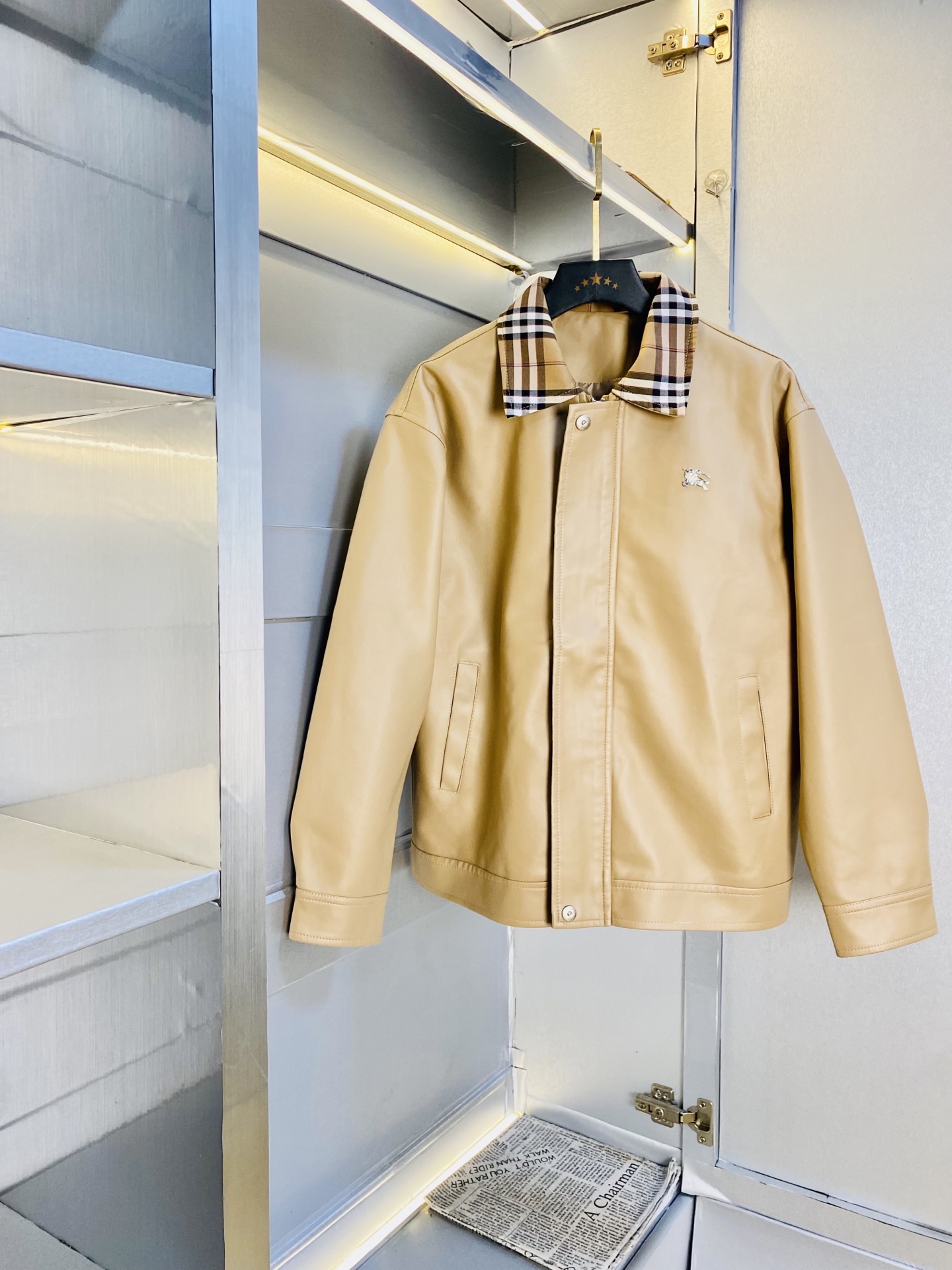 NO:608840,The original item from the official website can wear 200 pounds of Burberry 2025 autumn style!  New leather jacket, leather jacket, windproof jacket. High version and high quality. Original fabric, the same style as Internet celebrity stars. Mold customization of hardware accessories. Very comfortable. Super versatile and good-looking jacket. Not ordinary version in the market. Compare at will. Quality is absolutely guaranteed. Color pictures. Sizes M-3XL (175/130 pounds wear M),,burberry,burberry,jackets & coats,jackets & coats,leather jacket,alexander wang19860909官网原单货 可穿200斤巴宝莉Burberry 2025秋款！新款皮衣外套皮衣夹克防风衣 高版本高品质 原版面料网红明星同款 开模定制五金辅料 感非常舒服 超级百搭好看的一款外套 非市场普通版本 随意对比 品质绝对保证 颜色图色 尺码M-3XL（175/130斤穿M）,,burberry,burberry,jackets & coats,jackets & coats,leather jacket,alexander wang,Men's clothing