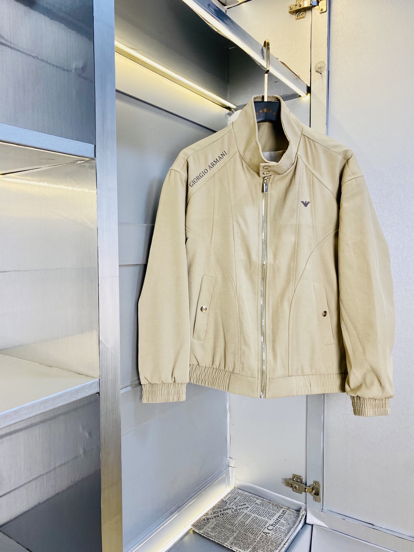 NO:600951,The original item from the official website can wear 200 pounds of Armani 2025 autumn style!  New coat, jacket and windproof coat. High version and high quality. The original fabric is the same as that of Internet celebrity stars. Mold customization of hardware accessories. Very comfortable. Super versatile and good-looking coat. Not a common version in the market. Compare at will. Quality is absolutely guaranteed. Color pictures and colors. Sizes M-3XL, armani, armani, jackets & coats, jackets & coats, alexander wang19860909官网原单货 可穿200斤阿玛尼Armani 2025秋款！新款外套夹克防风衣 高版本高品质 原版面料网红明星同款 开模定制五金辅料 感非常舒服 超级百搭好看的一款外套 非市场普通版本 随意对比 品质绝对保证 颜色图色 尺码M-3XL,,armani,armani,jackets & coats,jackets & coats,alexander wang,Men's clothing