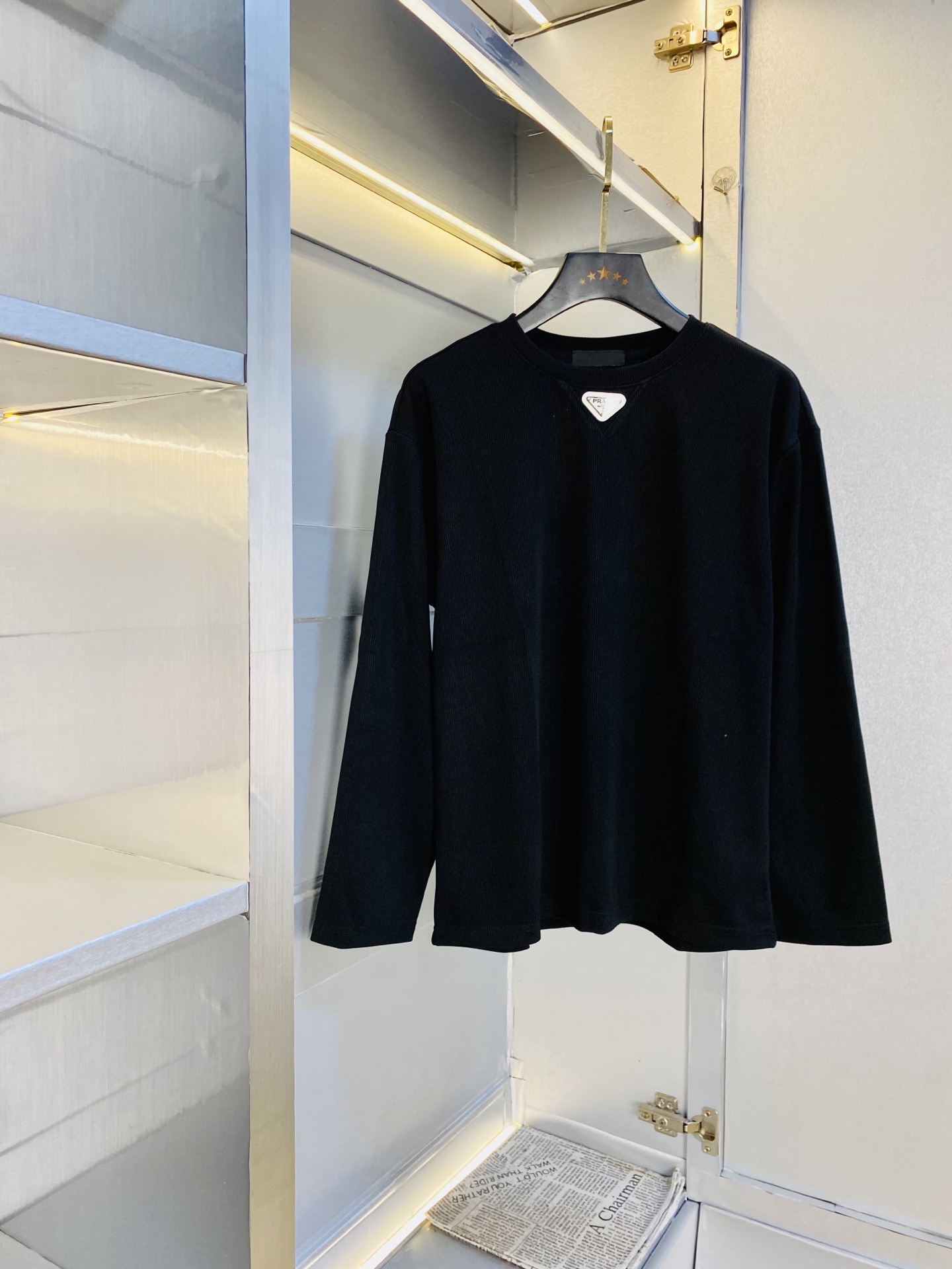 NO:613356,The original item from the official website can be worn in Prada autumn styles weighing 210 pounds!  New bottoming shirt, long-sleeved T-shirt. High version and high quality. The original fabric is the same as that of Internet celebrity stars. Mold customization of hardware accessories. Very comfortable. Super versatile and good-looking. Non-market ordinary version. Compare at will. Quality is absolutely guaranteed. Color and picture. Sizes M-3XL (175/130 pounds wear M), prada, prada, tees, t-shirt, alexander wang19860909官网原单货 可穿210斤普拉达Prada 秋款！新款打底衫长袖T恤 高版本高品质 原版面料网红明星同款 开模定制五金辅料 感非常舒服 超级百搭好看的一款 非市场普通版本 随意对比 品质绝对保证 颜色图色 尺码M-3XL（175/130斤穿M）,,prada,prada,tees，t-shirt,alexander wang,Men's clothing