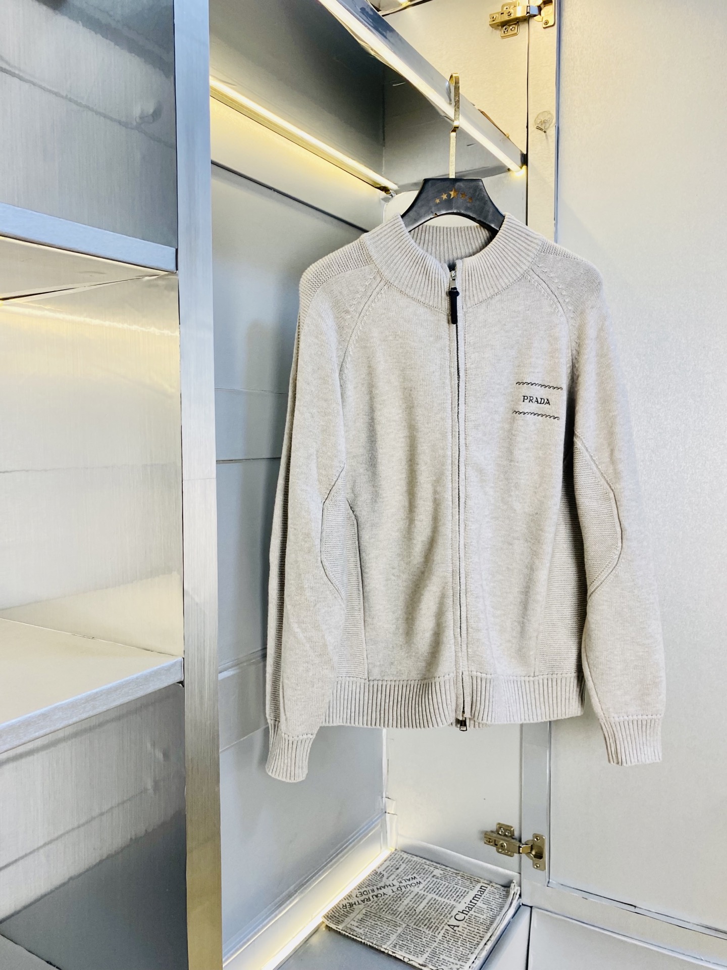 NO:613333,The original item from the official website can be worn in Prada autumn and winter styles weighing 240 pounds!  New knitted sweater, cardigan, sweater and cardigan jacket. High version and high quality. Original fabric of the same style as Internet celebrity stars. Open mold to customize hardware accessories. Very comfortable. Super versatile and good-looking. Non-market ordinary version. Feel free to compare. Quality is absolutely guaranteed. Color pictures and colors. Sizes M-3XL (175/130 pounds wear M), prada, prada, jackets & coats, sweaters, alexander wang19860909官网原单货 可穿240斤普拉达Prada 秋冬款！新款针织衫开衫毛衣羊毛衫外套 高版本高品质 原版面料网红明星同款 开模定制五金辅料 感非常舒服 超级百搭好看的一款 非市场普通版本 随意对比 品质绝对保证 颜色图色 尺码M-3XL（175/130斤穿M）,,prada,prada,jackets & coats,sweaters,alexander wang,Men's clothing