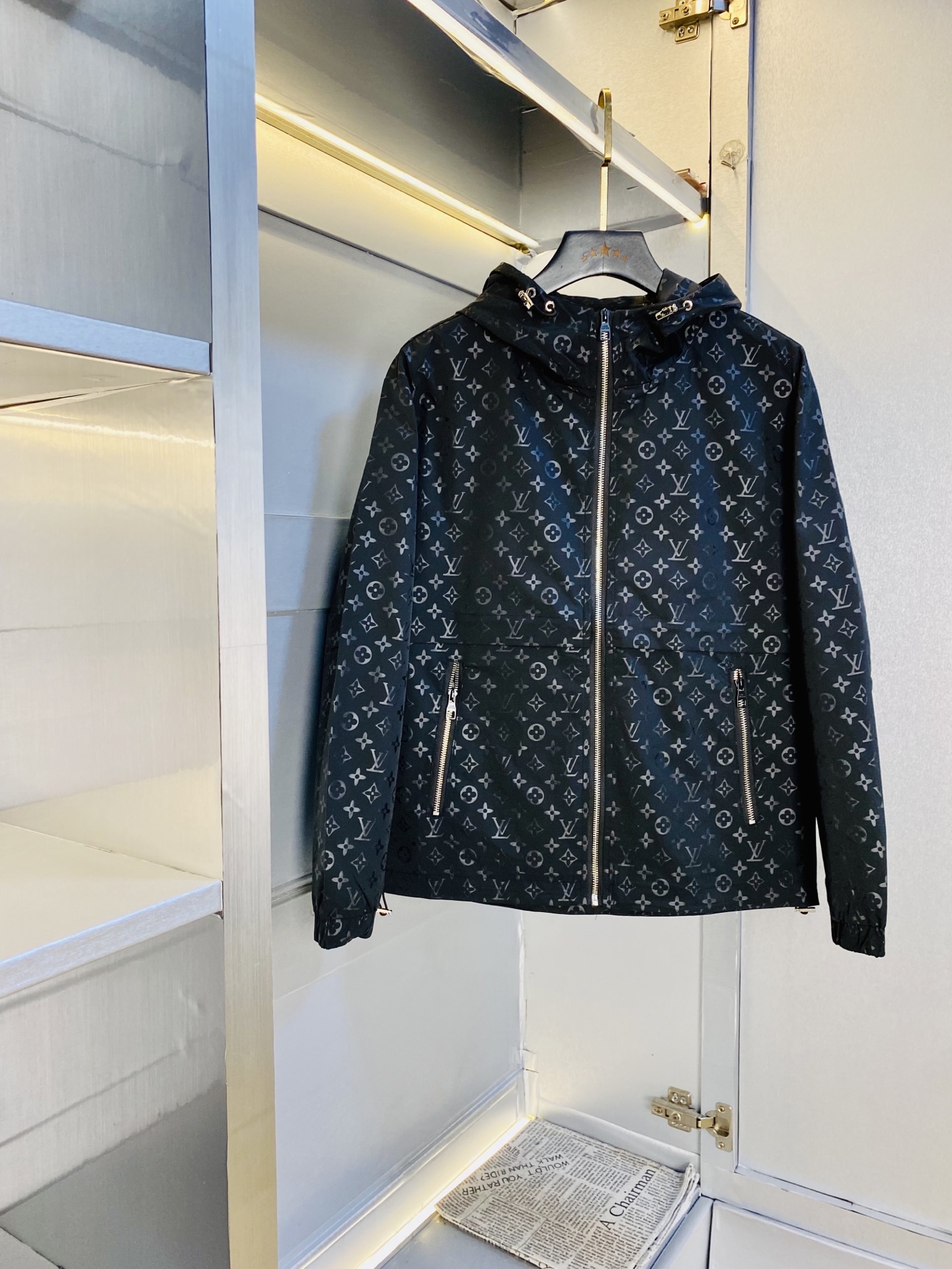 NO:656264,Official website original item Louis Vuitton Lv 2025 autumn model!  New coat, jacket and windproof coat. High version and high quality. The original fabric is the same as that of Internet celebrity stars. Mold customization of hardware and accessories. Very comfortable. A super versatile and good-looking coat. Not a common version in the market. Compare at will. Quality is absolutely guaranteed. Color pictures and colors. Sizes M-3XL, Louis vuitton, Louis vuitton, jackets & coats, jackets & coats, alexander wang19860909官网原单货 路易威登Lv 2025秋款！新款外套夹克防风衣 高版本高品质 原版面料网红明星同款 开模定制五金辅料 感非常舒服 超级百搭好看的一款外套 非市场普通版本 随意对比 品质绝对保证 颜色图色 尺码M-3XL,,louis vuitton,louis vuitton,jackets & coats,jackets & coats,alexander wang,Men's clothing