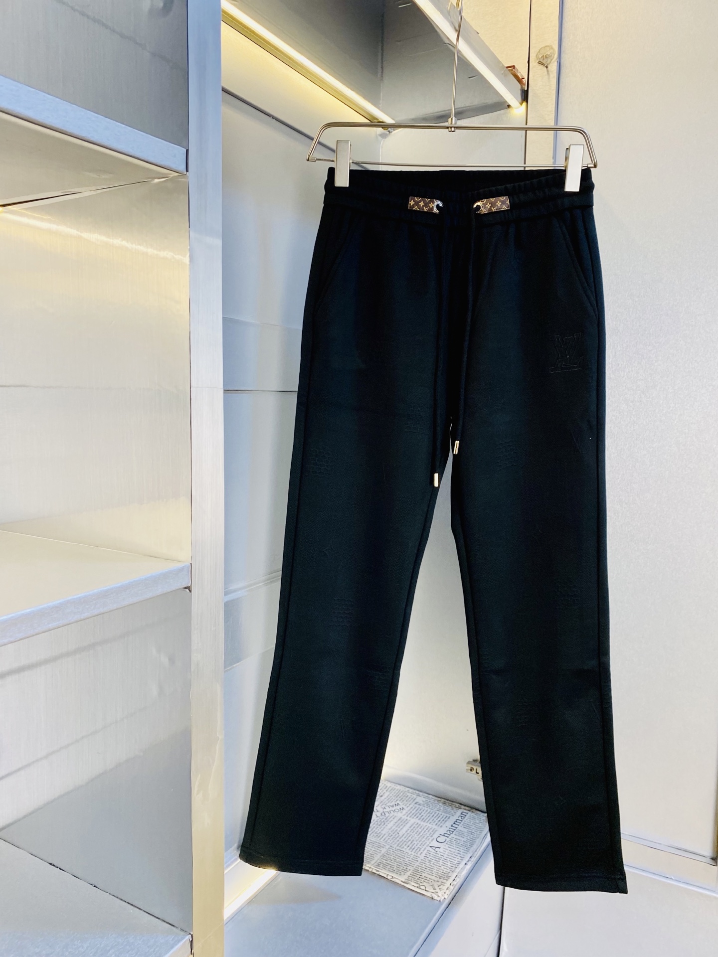 NO:730206,Support replacement after the year!  The original item from the official website can wear 200 pounds of Louis Vuitton Lv, simple and fashionable, autumn and winter casual pants, sweatpants, elastic pants, straight-leg pants, very comfortable to wear, low-key yet luxurious, very classy to wear, and the style and tailoring of the pants need no introduction. The upper body is exquisite and vivid. Really first-class top quality materials. Really top-grade casual pants and elastic pants, using Turkish cotton to produce the most famous denim fabric. The quality is outstanding, and the pants are very soft after heavy washing!  The straight-leg version is not picky and the upper body is absolutely stylish. The expert design is extremely luxurious. Size: M-3XL, Louis Vuitton, Louis Vuitton,19860909支持年后退换！ 官网原单货 可穿200斤路易威登Lv简约时尚 秋冬款休闲裤卫裤松紧裤直筒裤长裤身穿着非常舒适 低调不失奢华 穿出去非常有档次,裤型款式和裁剪亦无需多言 上身精致跃然.真正一等一顶级质料 真正殿堂级的休闲裤松紧裤,选用土耳其的棉花 生产出最有名的单宁布 品质卓然,经过重水洗使得裤子很柔软！直脚的版型 不挑人 上身绝对的有型 达人设计 极度奢华.码数:M-3XL,,louis vuitton,louis vuitton,,Men's clothing