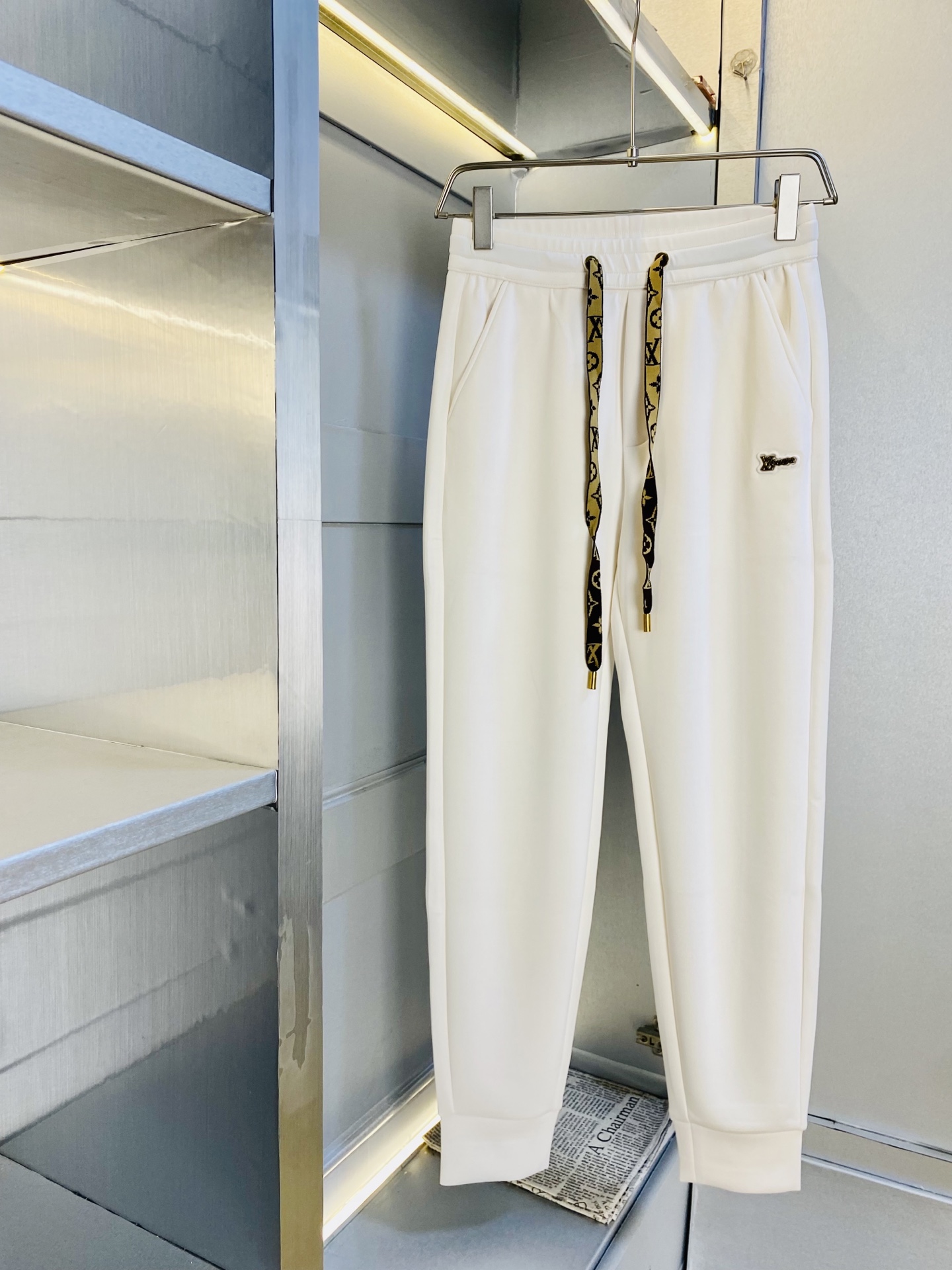 NO:730226,Support replacement after the year!  The original item from the official website can wear 200 pounds of Louis Vuitton Lv, simple and fashionable, autumn and winter casual pants, sweatpants, elastic pants, straight-leg pants, very comfortable to wear, low-key yet luxurious, very classy to wear, and the style and tailoring of the pants need no introduction. The upper body is exquisite and vivid. Really first-class top quality materials. Really top-grade casual pants and elastic pants, using Turkish cotton to produce the most famous denim fabric. The quality is outstanding, and the pants are very soft after heavy washing!  The straight-leg version is not picky and the upper body is absolutely stylish. The expert design is extremely luxurious. Size: M-3XL, Louis Vuitton, Louis Vuitton,19860909支持年后退换！ 官网原单货 可穿200斤路易威登Lv简约时尚 秋冬款休闲裤卫裤松紧裤直筒裤长裤身穿着非常舒适 低调不失奢华 穿出去非常有档次,裤型款式和裁剪亦无需多言 上身精致跃然.真正一等一顶级质料 真正殿堂级的休闲裤松紧裤,选用土耳其的棉花 生产出最有名的单宁布 品质卓然,经过重水洗使得裤子很柔软！直脚的版型 不挑人 上身绝对的有型 达人设计 极度奢华.码数:M-3XL,,louis vuitton,louis vuitton,,Men's clothing