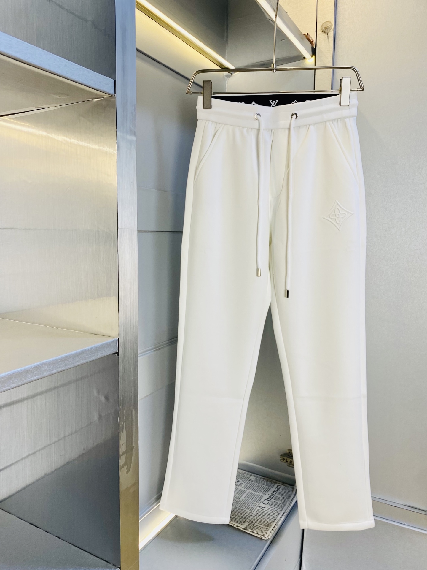 NO:529084,The official website is original product. It can wear 200 kilograms of Louis Vuitton Lv. Simple and fashionable. Autumn and winter casual pants, wardrobe elastic pants, straight trousers, trousers, very comfortable to wear, low-key and luxurious. It is very classy when worn, and there is no need to say much about the trousers and cuts. The upper body is exquisite and vivid. The truly first-class quality is the real-class casual pants, elastic pants, and the choice of Turkish cotton to produce the most famous tannin cloth. The quality is excellent, and the pants are soft after heavy washing!  Straight-footed style, not picky, absolutely stylish, expert design, extremely luxurious. Number of codes: M-3XL,, louis vuitton, louis vuitton, alexander wang19860909官网原单货 可穿200斤路易威登Lv简约时尚 秋冬款休闲裤卫裤松紧裤直筒裤长裤身穿着非常舒适 低调不失奢华 穿出去非常有档次,裤型款式和裁剪亦无需多言 上身精致跃然.真正一等一顶级质料 真正殿堂级的休闲裤松紧裤,选用土耳其的棉花 生产出最有名的单宁布 品质卓然,经过重水洗使得裤子很柔软！直脚的版型 不挑人 上身绝对的有型 达人设计 极度奢华.码数:M-3XL,,louis vuitton,louis vuitton,alexander wang,Men's clothing