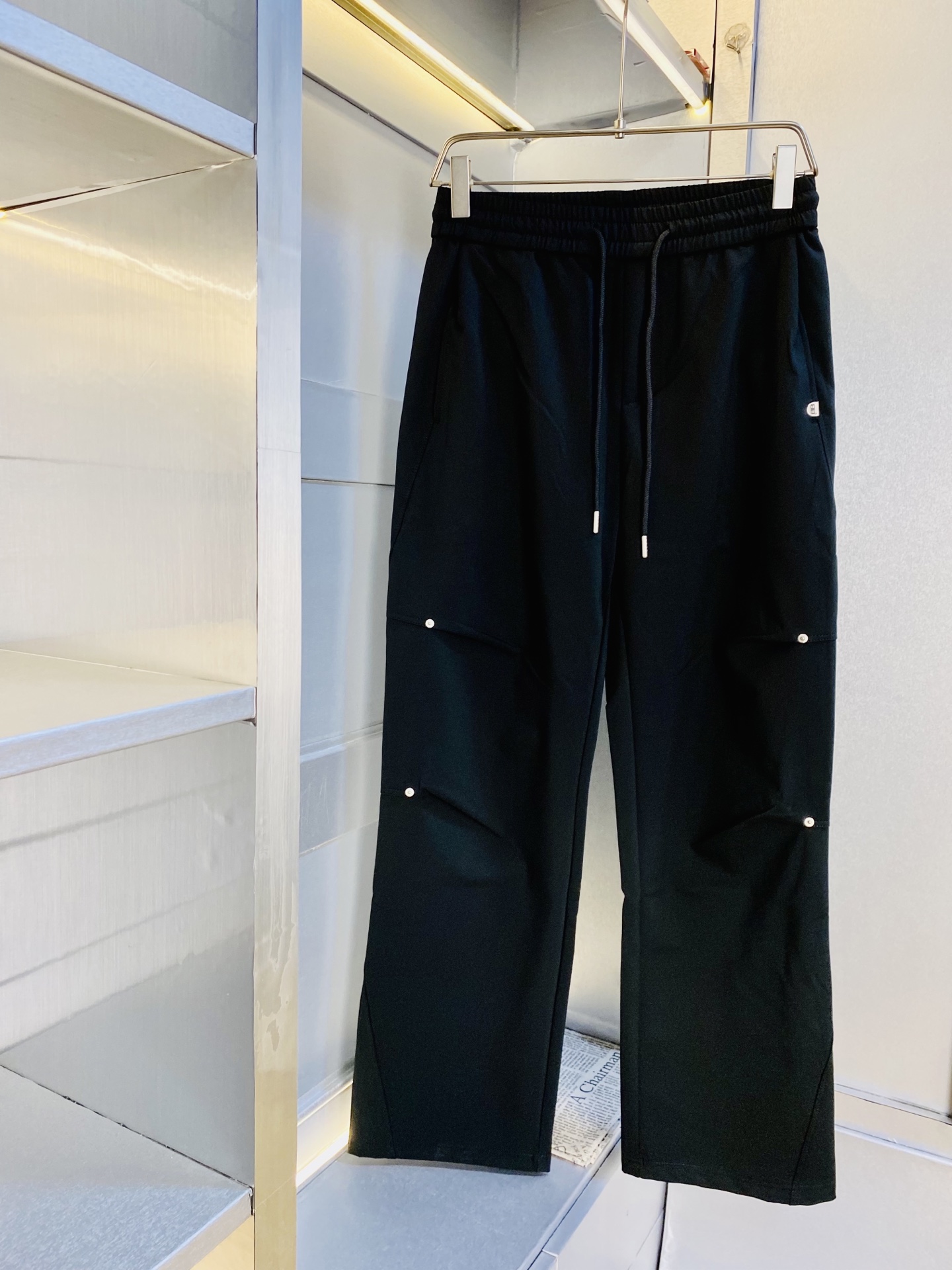 NO:597528,Original item from the official website, can wear 200 pounds of Balenciaga, simple and fashionable, autumn and winter casual pants, sweatpants, elastic pants, straight pants, long pants, very comfortable to wear, low-key yet luxurious, very classy to wear, no need to say much about the style and tailoring of the pants, the upper body is exquisite and vivid. Really first-class and top-quality materials. Really palace-level casual pants and elastic pants, using Turkish cotton to produce the most famous denim fabric.  The quality is outstanding, the pants are very soft after heavy washing!  The straight-leg version is not picky, the upper body is absolutely stylish, the expert design is extremely luxurious. Size: M-3XL,,balenciaga,balenciaga,alexander wang19860909官网原单货 可穿200斤巴黎世家Balenciaga 简约时尚 秋冬款休闲裤卫裤松紧裤直筒裤长裤身穿着非常舒适 低调不失奢华 穿出去非常有档次,裤型款式和裁剪亦无需多言 上身精致跃然.真正一等一顶级质料 真正殿堂级的休闲裤松紧裤,选用土耳其的棉花 生产出最有名的单宁布 品质卓然,经过重水洗使得裤子很柔软！直脚的版型 不挑人 上身绝对的有型 达人设计 极度奢华.码数:M-3XL,,balenciaga,balenciaga,alexander wang,Men's clothing