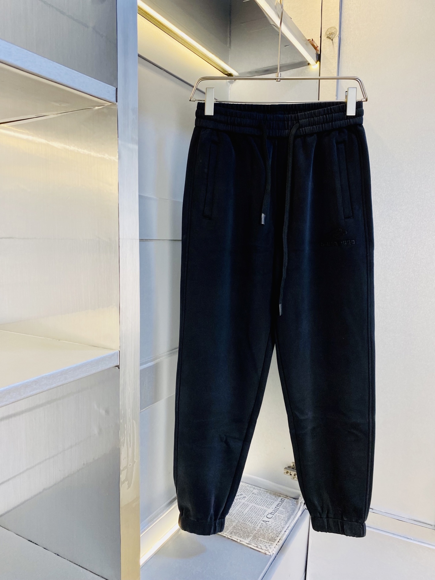 NO:613320,Original item from the official website. Can be worn by Balenciaga. Simple and fashionable autumn and winter casual pants, sweatpants, elastic pants, straight-leg trousers, very comfortable to wear, low-key yet luxurious. It is very classy to wear, and the style and cut of the pants need no introduction. The upper body is exquisite and vivid. Really first-class and top-quality materials. Really top-grade casual pants and elastic pants, using Turkish cotton to produce the most famous denim fabric. The quality is outstanding, and the pants are very soft after heavy washing!  The straight-leg version is not picky, the upper body is absolutely stylish, the expert design is extremely luxurious. Size: M-3XL,,balenciaga,balenciaga,alexander wang19860909官网原单货 可穿斤巴黎世家Balenciaga 简约时尚 秋冬款休闲裤卫裤松紧裤直筒裤长裤身穿着非常舒适 低调不失奢华 穿出去非常有档次,裤型款式和裁剪亦无需多言 上身精致跃然.真正一等一顶级质料 真正殿堂级的休闲裤松紧裤,选用土耳其的棉花 生产出最有名的单宁布 品质卓然,经过重水洗使得裤子很柔软！直脚的版型 不挑人 上身绝对的有型 达人设计 极度奢华.码数:M-3XL,,balenciaga,balenciaga,alexander wang,Men's clothing