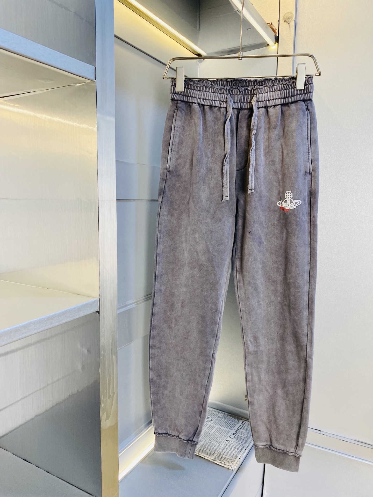 NO:597531,The original item from the official website can be worn by Queen Mother Vivienne who weighs 200 pounds. Simple and fashionable. Autumn and winter casual pants, sweatpants, elastic pants, straight-leg pants, long pants, very comfortable to wear, low-key yet luxurious. It is very classy to wear, and the style and tailoring of the pants need not be said. The upper body is exquisite and vivid. Really first-class and top-quality materials. Really palace-level casual pants and elastic pants, using Turkish cotton to produce the most famous denim fabric.  The quality is outstanding, the pants are very soft after heavy washing!  The straight-leg version is not picky, the upper body is absolutely stylish, the expert design is extremely luxurious. Size: M-3XL,,alexander wang19860909官网原单货 可穿200斤西太后Vivienne薇薇安 简约时尚 秋冬款休闲裤卫裤松紧裤直筒裤长裤身穿着非常舒适 低调不失奢华 穿出去非常有档次,裤型款式和裁剪亦无需多言 上身精致跃然.真正一等一顶级质料 真正殿堂级的休闲裤松紧裤,选用土耳其的棉花 生产出最有名的单宁布 品质卓然,经过重水洗使得裤子很柔软！直脚的版型 不挑人 上身绝对的有型 达人设计 极度奢华.码数:M-3XL,,alexander wang,Men's clothing