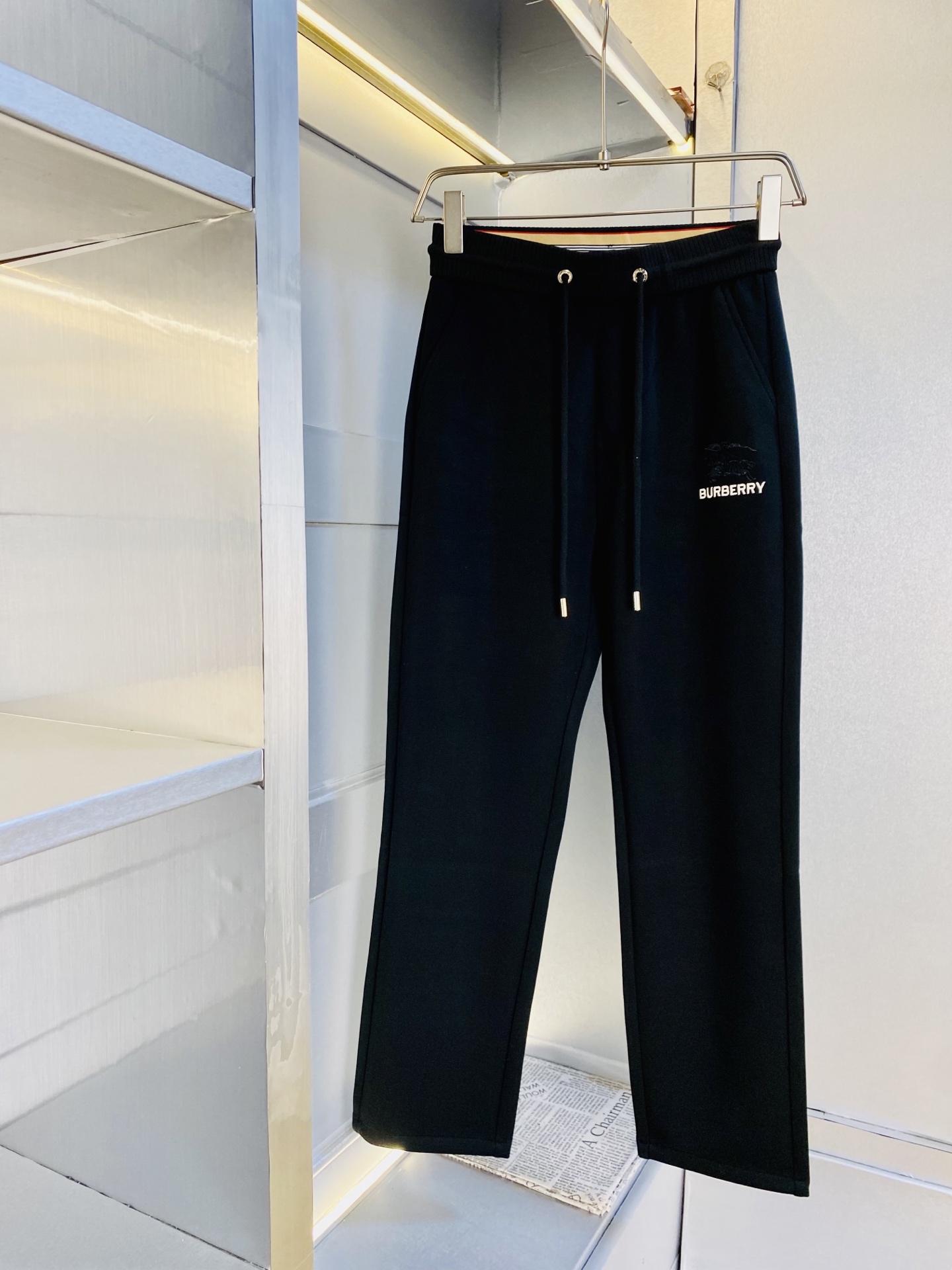 NO:613323,Original item from the official website. Can be worn by Burberry. Simple and fashionable. Autumn and winter casual pants, sweatpants, elastic pants, straight-leg pants, very comfortable to wear, low-key yet luxurious. It is very classy to wear, and the style and cut of the pants need no introduction. The upper body is exquisite and vivid. Really first-class and top-quality materials. Really top-grade casual pants and elastic pants, using Turkish cotton to produce the most famous denim fabric. The quality is outstanding, and the pants are very soft after heavy washing!  The straight-leg version is not picky, the upper body is absolutely stylish, the expert design is extremely luxurious. Size: M-3XL,, burberry, burberry, alexander wang19860909官网原单货 可穿斤巴宝莉Burberry 简约时尚 秋冬款休闲裤卫裤松紧裤直筒裤长裤身穿着非常舒适 低调不失奢华 穿出去非常有档次,裤型款式和裁剪亦无需多言 上身精致跃然.真正一等一顶级质料 真正殿堂级的休闲裤松紧裤,选用土耳其的棉花 生产出最有名的单宁布 品质卓然,经过重水洗使得裤子很柔软！直脚的版型 不挑人 上身绝对的有型 达人设计 极度奢华.码数:M-3XL,,burberry,burberry,alexander wang,Men's clothing