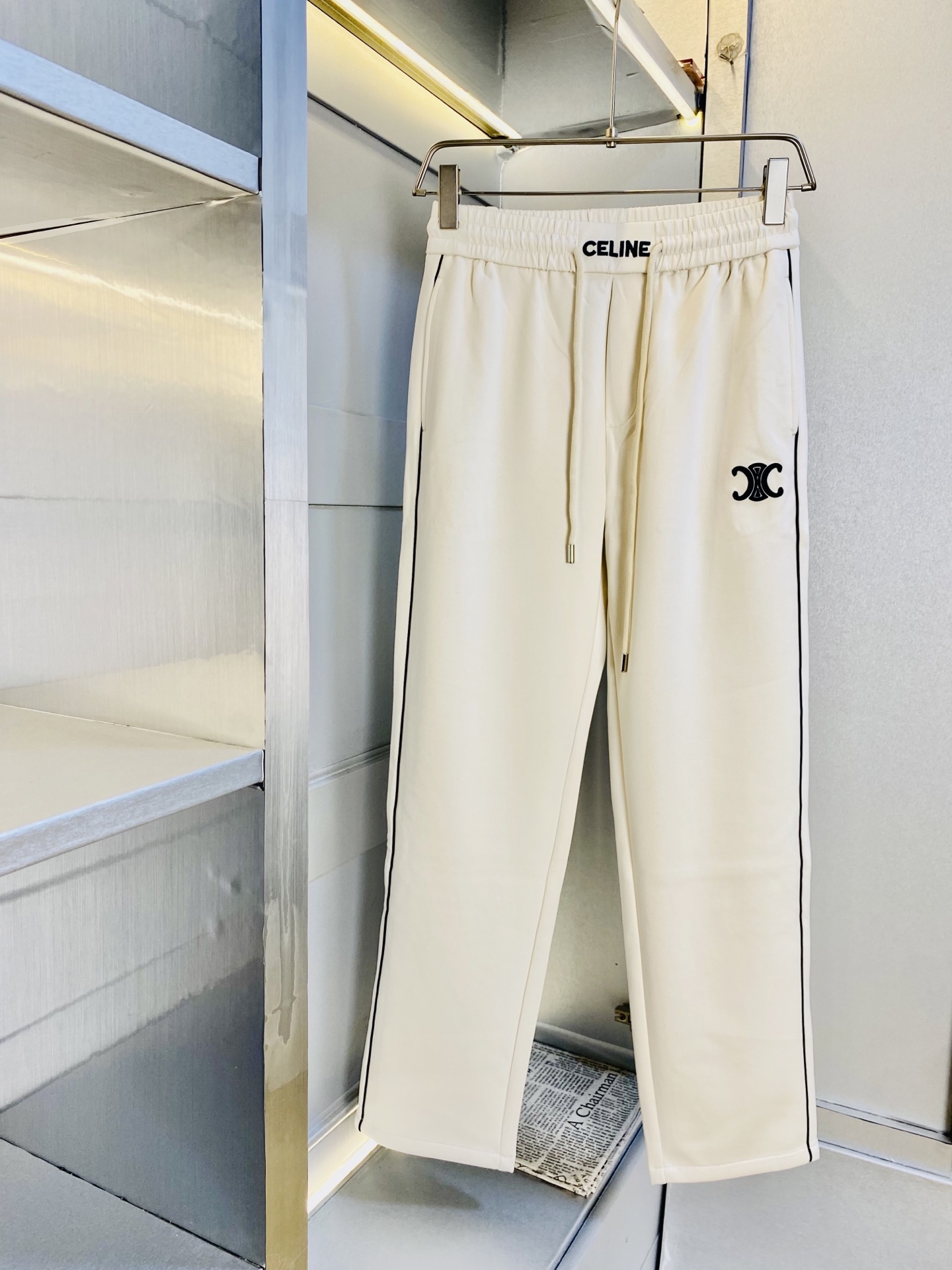 NO:529085,The original official website can wear 200 kilograms Celine simple and fashionable. Autumn and winter casual pants, wardrobe elastic pants, straight trousers, trousers, very comfortable to wear, low-key and luxurious, very classy when worn, and there is no need to say much about the trousers and cuts. The upper body is exquisite and vivid. The truly first-class quality is the real-class casual pants, elastic pants, uses Turkish cotton, and produces the most famous tannin cloth. The quality is excellent, and the pants are soft after heavy washing!  Straight-footed style, not picky, absolutely stylish, expert design, extremely luxurious. Number of codes: M-3XL, celine, celine, alexander wang19860909官网原单货 可穿200斤赛琳Celine简约时尚 秋冬款休闲裤卫裤松紧裤直筒裤长裤身穿着非常舒适 低调不失奢华 穿出去非常有档次,裤型款式和裁剪亦无需多言 上身精致跃然.真正一等一顶级质料 真正殿堂级的休闲裤松紧裤,选用土耳其的棉花 生产出最有名的单宁布 品质卓然,经过重水洗使得裤子很柔软！直脚的版型 不挑人 上身绝对的有型 达人设计 极度奢华.码数:M-3XL,,celine,celine,alexander wang,Men's clothing