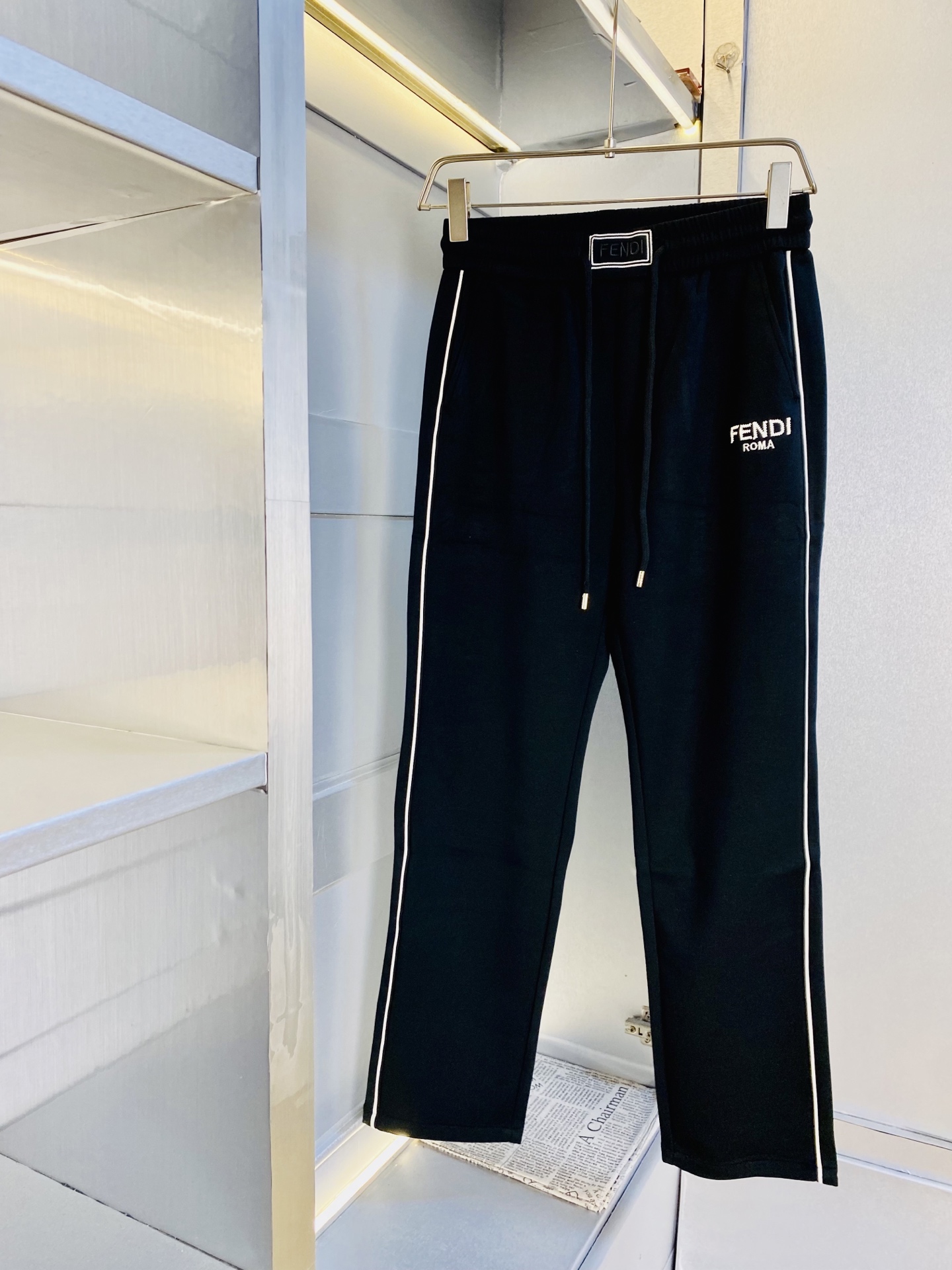 NO:613326,Original item from the official website. Can be worn by Fendi. Simple and fashionable. Autumn and winter casual pants, sweatpants, elastic pants, straight-leg trousers, very comfortable to wear, low-key yet luxurious. It is very classy to wear, and the style and tailoring of the pants need no introduction. The upper body is exquisite and vivid. Real first-class top quality materials. Really top-grade casual pants and elastic pants, using Turkish cotton to produce the most famous denim fabric. The quality is outstanding, and the pants are very soft after heavy washing!  The straight-leg version is not picky, the upper body is absolutely stylish, the expert design is extremely luxurious. Size: M-3XL,, fendi, fendi, alexander wang19860909官网原单货 可穿斤芬迪Fendi 简约时尚 秋冬款休闲裤卫裤松紧裤直筒裤长裤身穿着非常舒适 低调不失奢华 穿出去非常有档次,裤型款式和裁剪亦无需多言 上身精致跃然.真正一等一顶级质料 真正殿堂级的休闲裤松紧裤,选用土耳其的棉花 生产出最有名的单宁布 品质卓然,经过重水洗使得裤子很柔软！直脚的版型 不挑人 上身绝对的有型 达人设计 极度奢华.码数:M-3XL,,fendi,fendi,alexander wang,Men's clothing