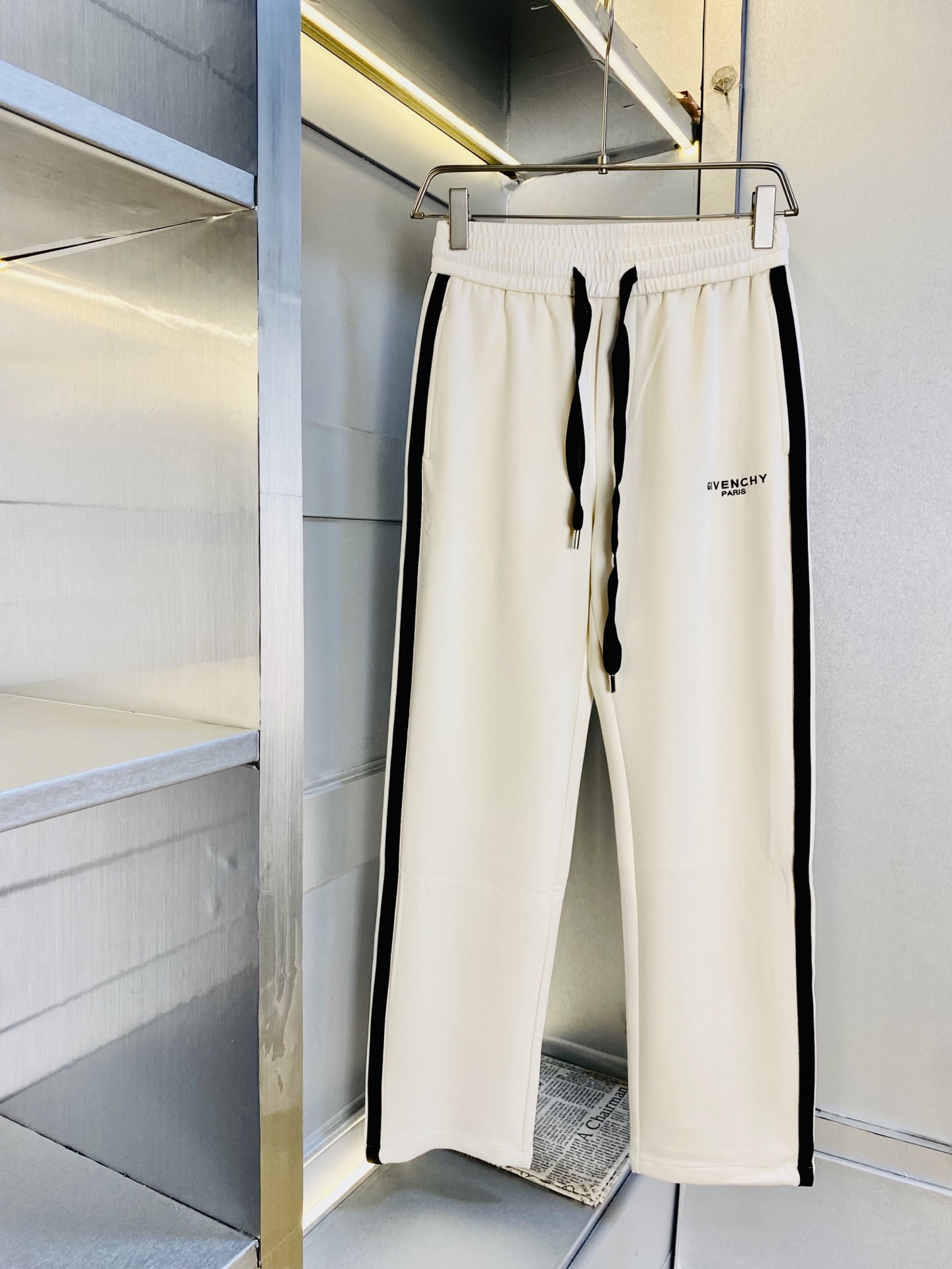 NO:597508,Original item from the official website. Can wear 200 pounds of Givenchy. Simple and fashionable. Autumn and winter casual trousers, sweatpants, elastic pants, straight-leg trousers, very comfortable to wear. Low-key yet luxurious. It is very classy to wear. There is no need to say much about the trousers style and tailoring. The upper body is exquisite and vivid. Really first-class and top-quality materials. Really palace-level casual pants and elastic pants, using Turkish cotton to produce the most famous denim fabric.  The quality is outstanding, the pants are very soft after heavy washing!  The straight-leg version is not picky, the upper body is absolutely stylish, the expert design is extremely luxurious. Size: M-3XL,,givenchy,givenchy,alexander wang19860909官网原单货 可穿200斤纪梵希Givenchy 简约时尚 秋冬款休闲裤卫裤松紧裤直筒裤长裤身穿着非常舒适 低调不失奢华 穿出去非常有档次,裤型款式和裁剪亦无需多言 上身精致跃然.真正一等一顶级质料 真正殿堂级的休闲裤松紧裤,选用土耳其的棉花 生产出最有名的单宁布 品质卓然,经过重水洗使得裤子很柔软！直脚的版型 不挑人 上身绝对的有型 达人设计 极度奢华.码数:M-3XL,,givenchy,givenchy,alexander wang,Men's clothing